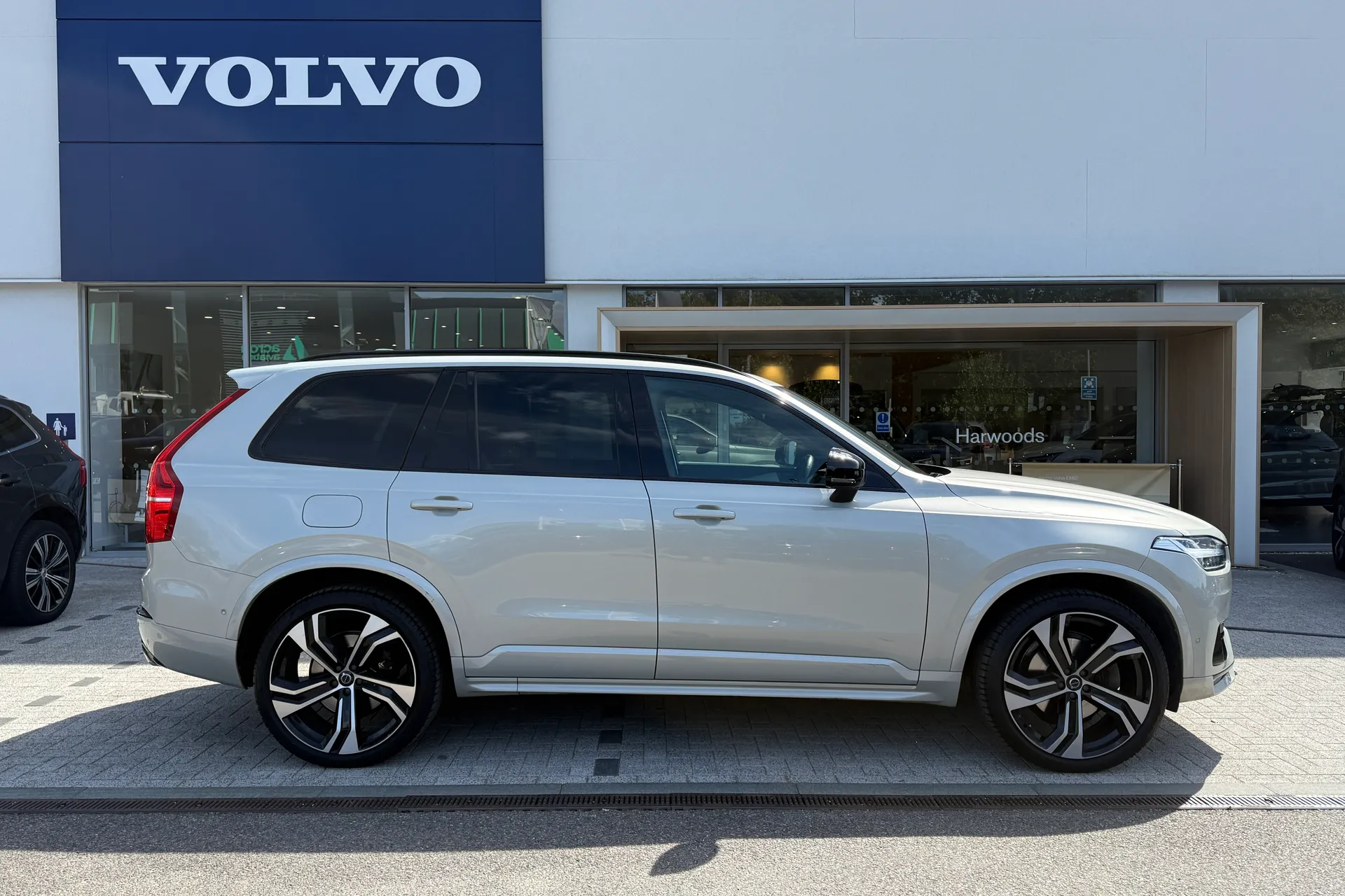 Volvo XC90 thumbnail image number 2