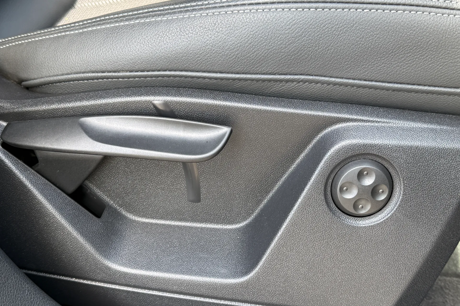 Audi Q2 thumbnail image number 24