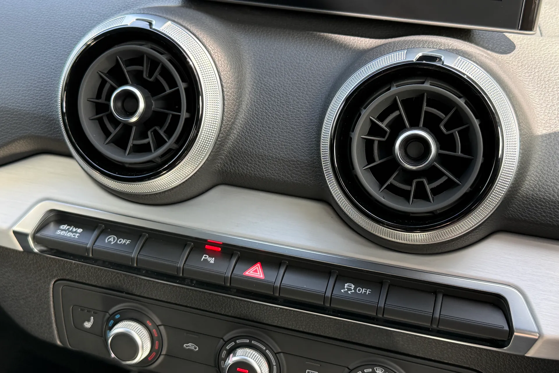 Audi Q2 thumbnail image number 43