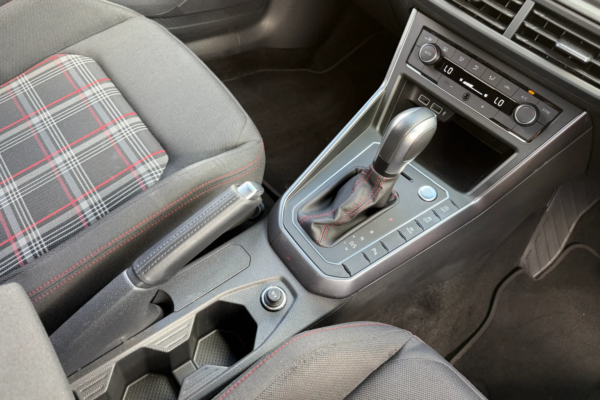 VOLKSWAGEN POLO thumbnail image number 35