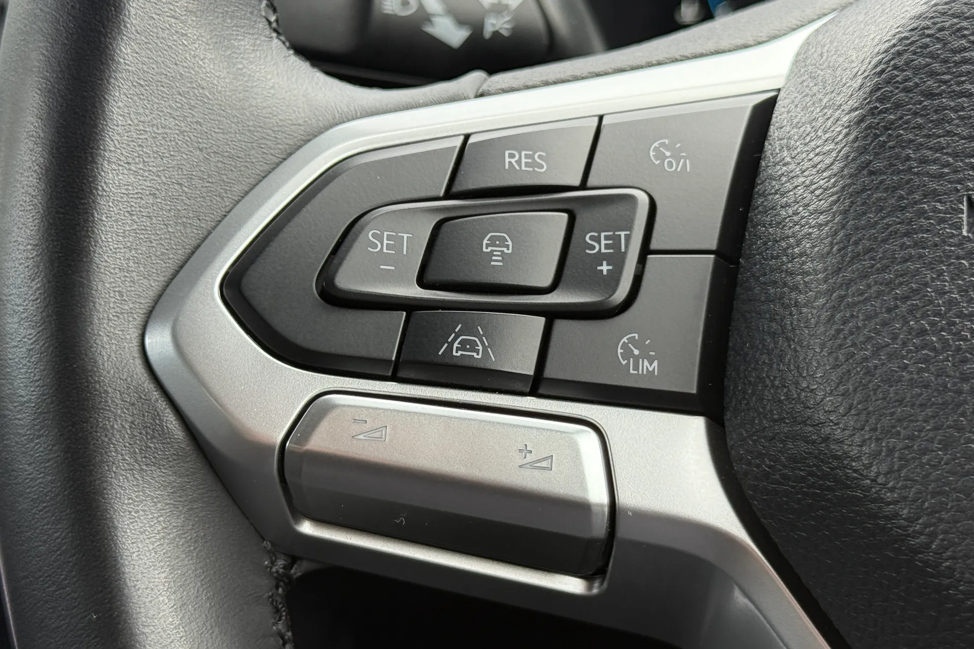 VOLKSWAGEN AMAROK thumbnail image number 24