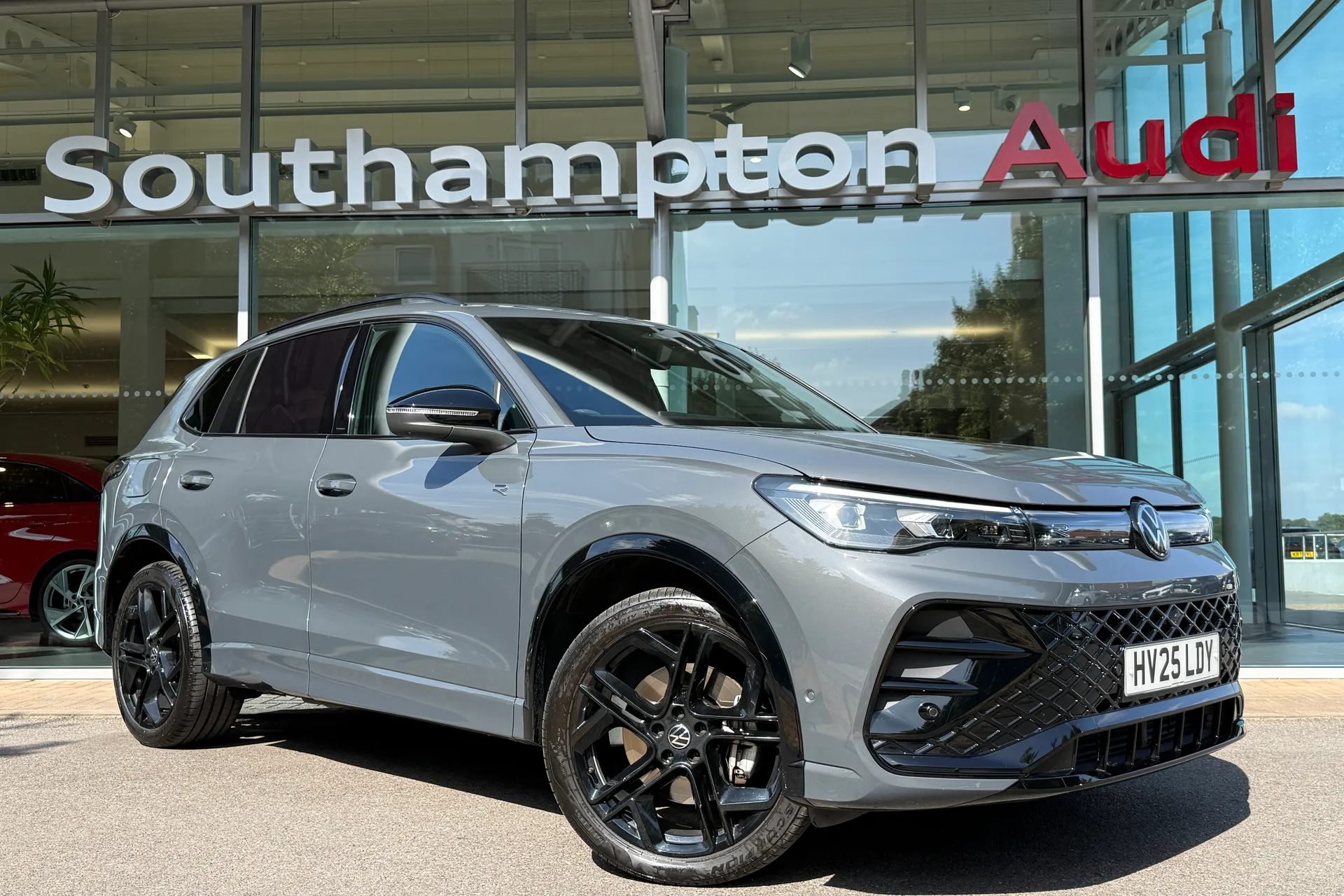VOLKSWAGEN TIGUAN focused image