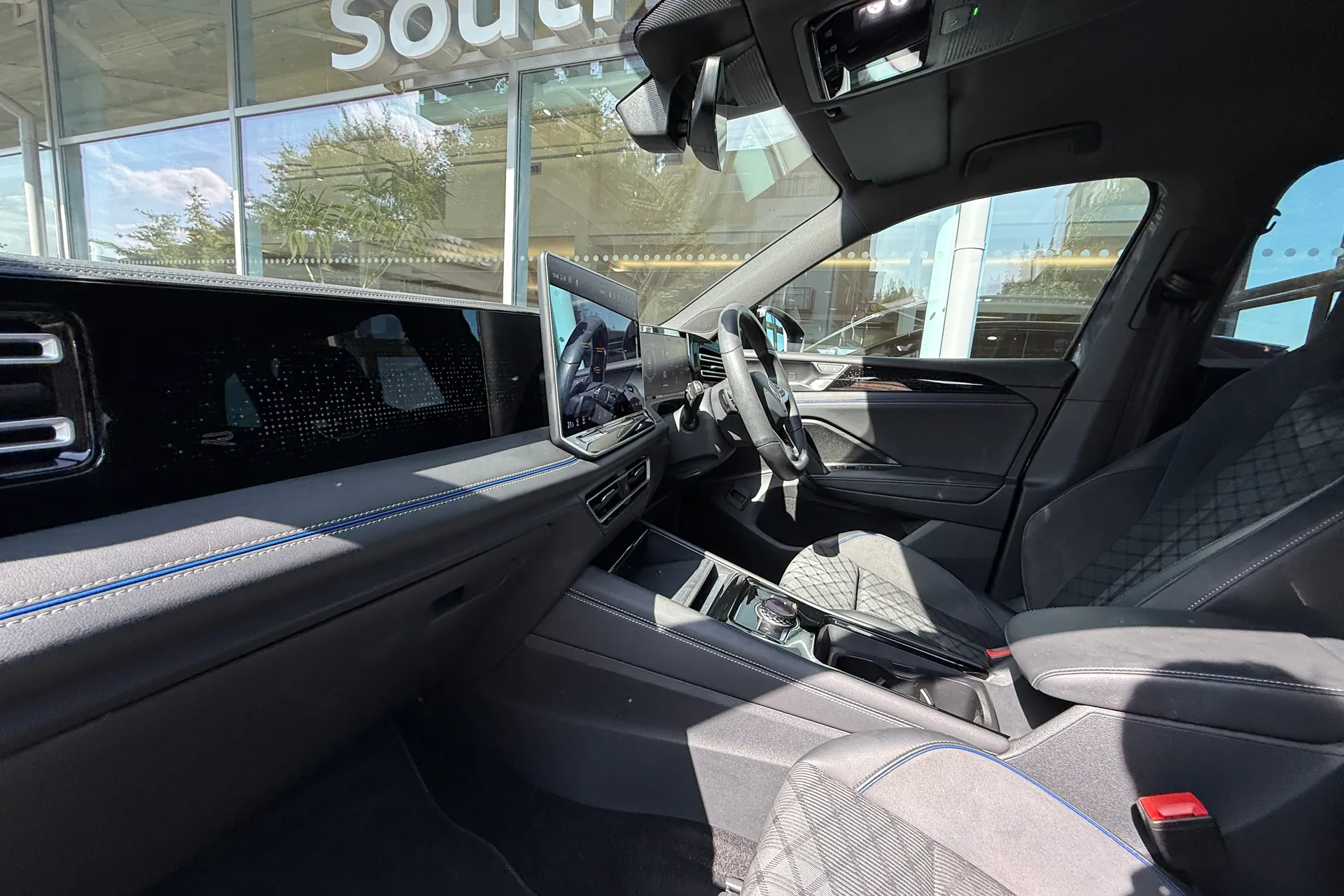 VOLKSWAGEN TIGUAN thumbnail image number 2