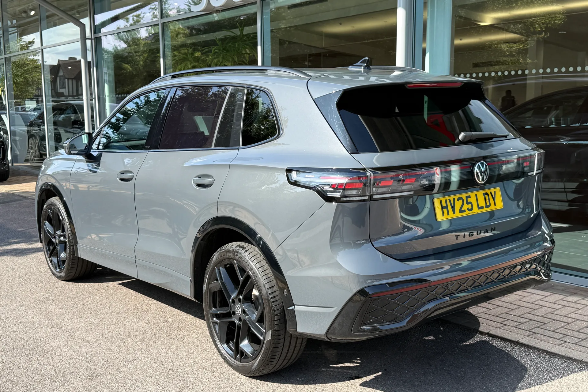 VOLKSWAGEN TIGUAN thumbnail image number 3