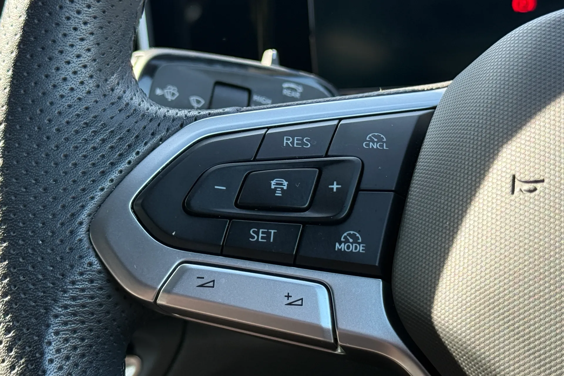 VOLKSWAGEN TIGUAN thumbnail image number 8