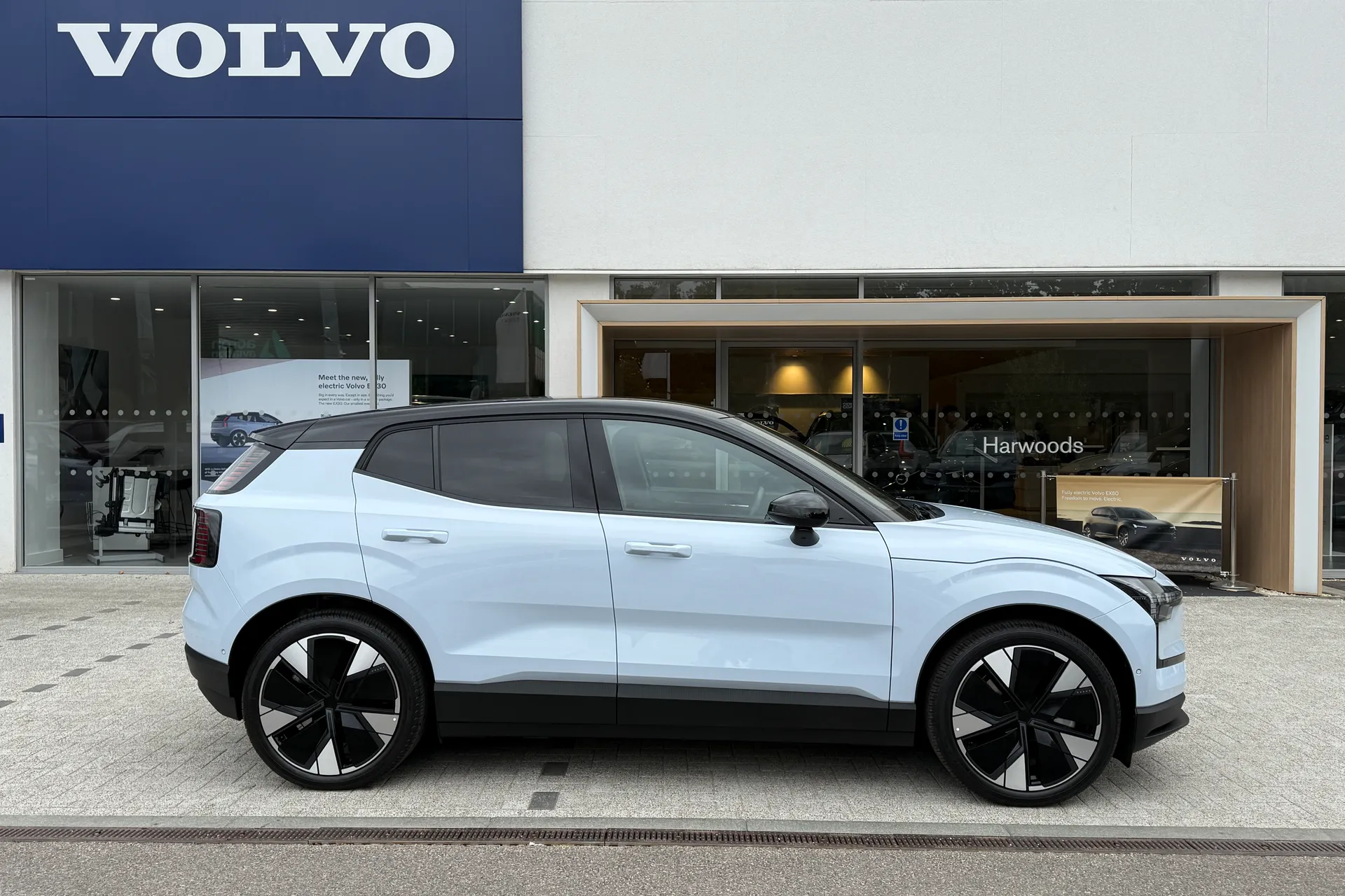 Volvo EX30 thumbnail image number 2