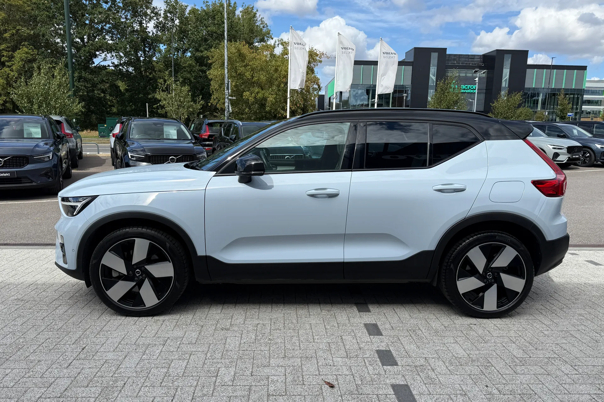 Volvo EX40 thumbnail image number 11