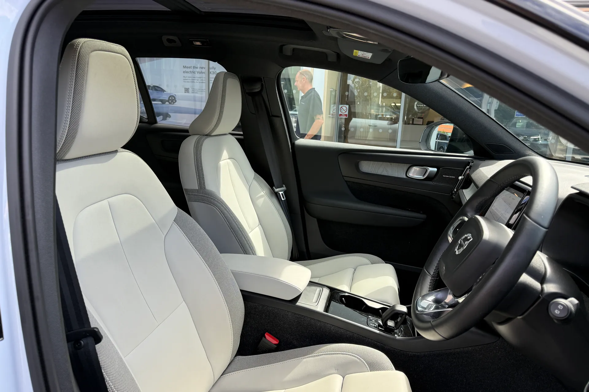 Volvo EX40 thumbnail image number 26