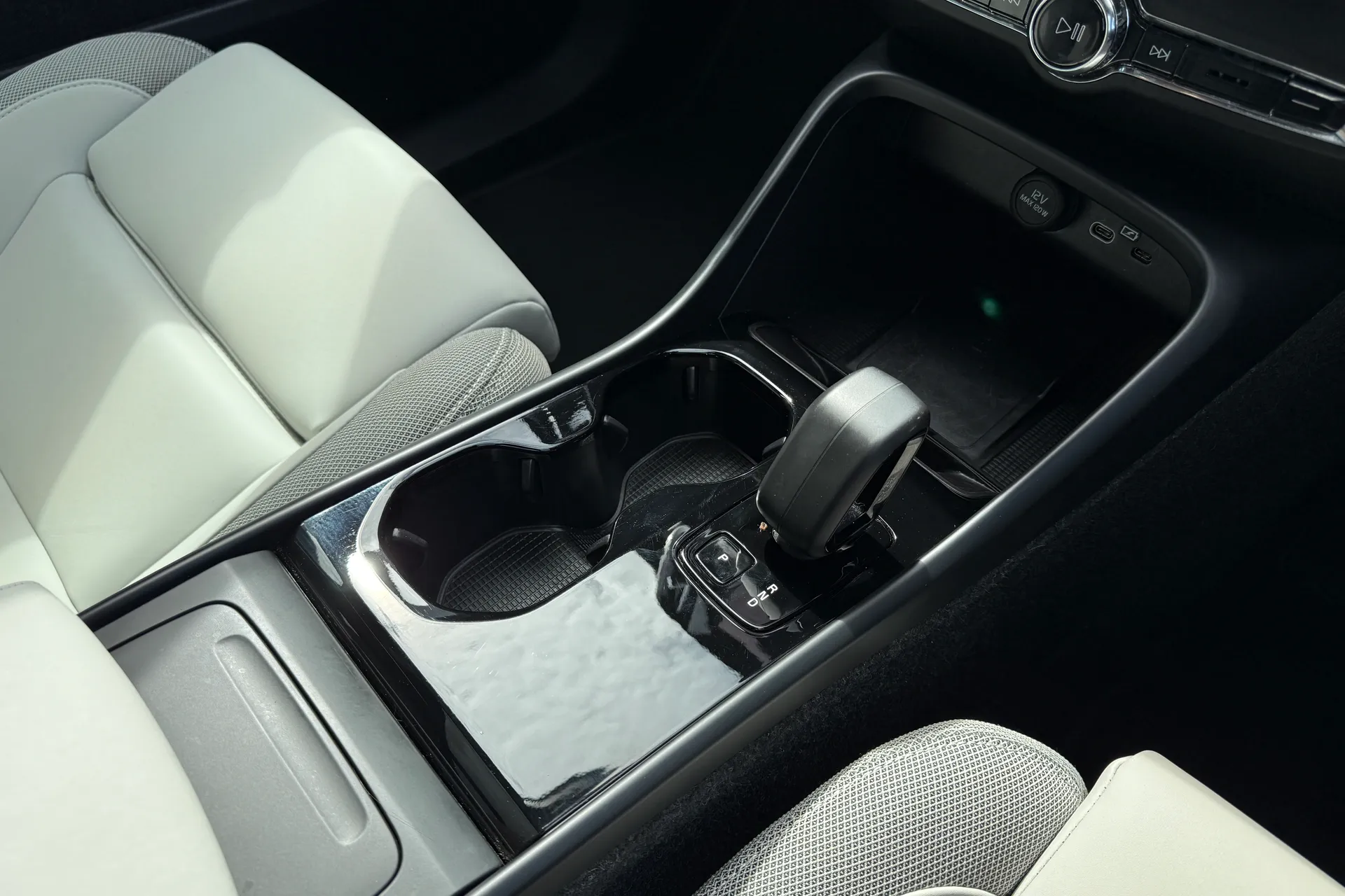 Volvo EX40 thumbnail image number 42