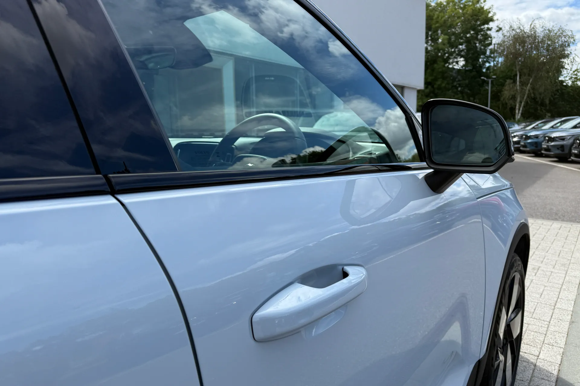 Volvo EX40 thumbnail image number 16