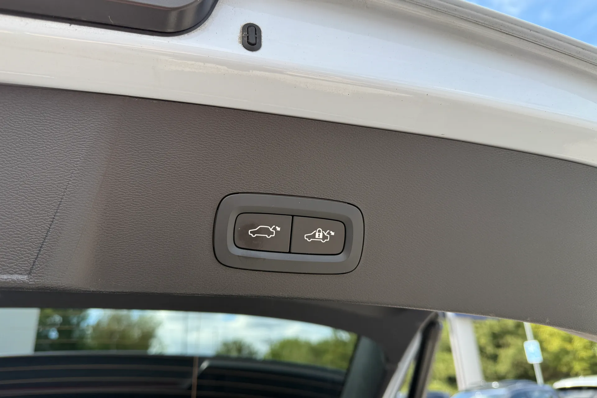 Volvo EX40 thumbnail image number 21