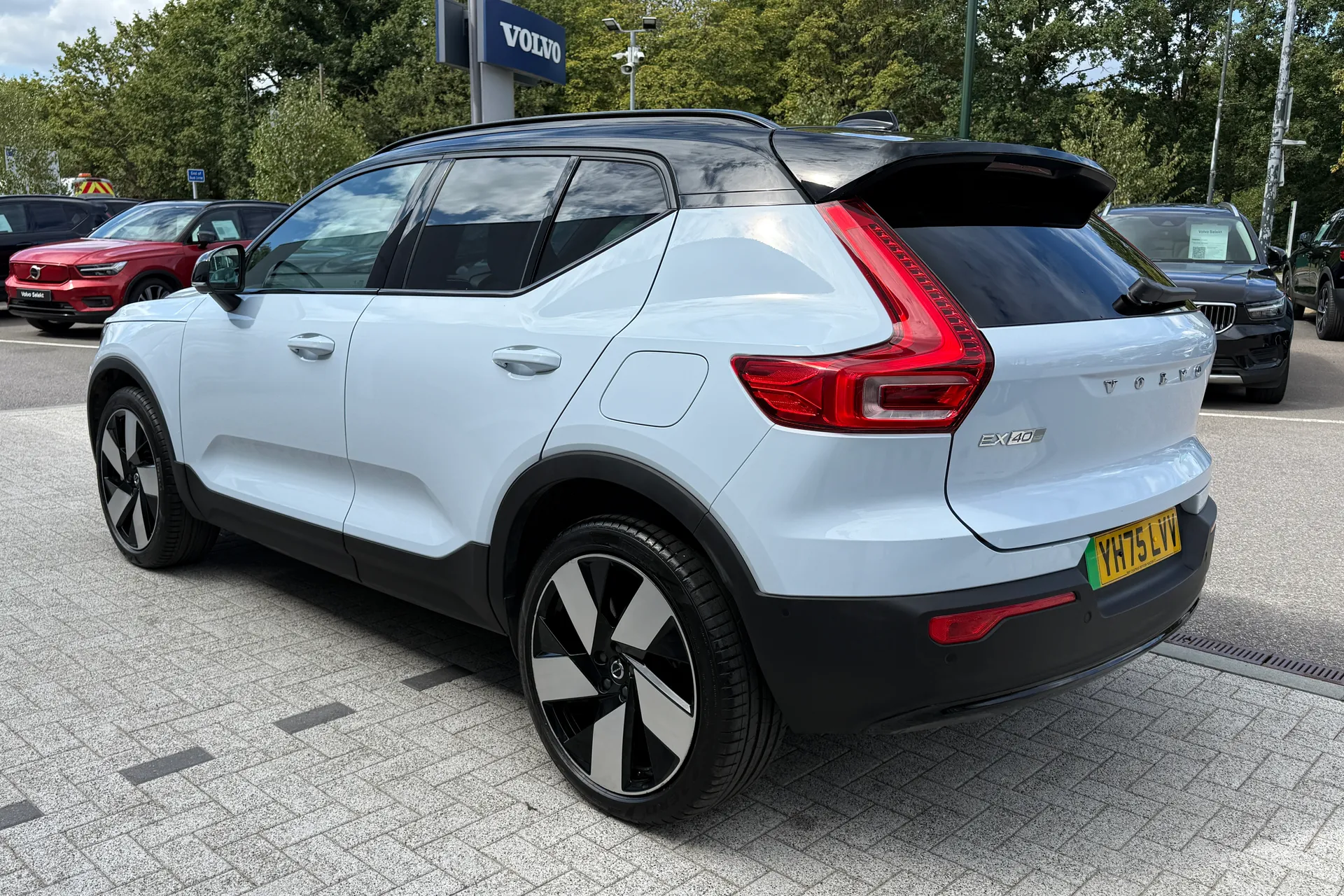 Volvo EX40 thumbnail image number 10