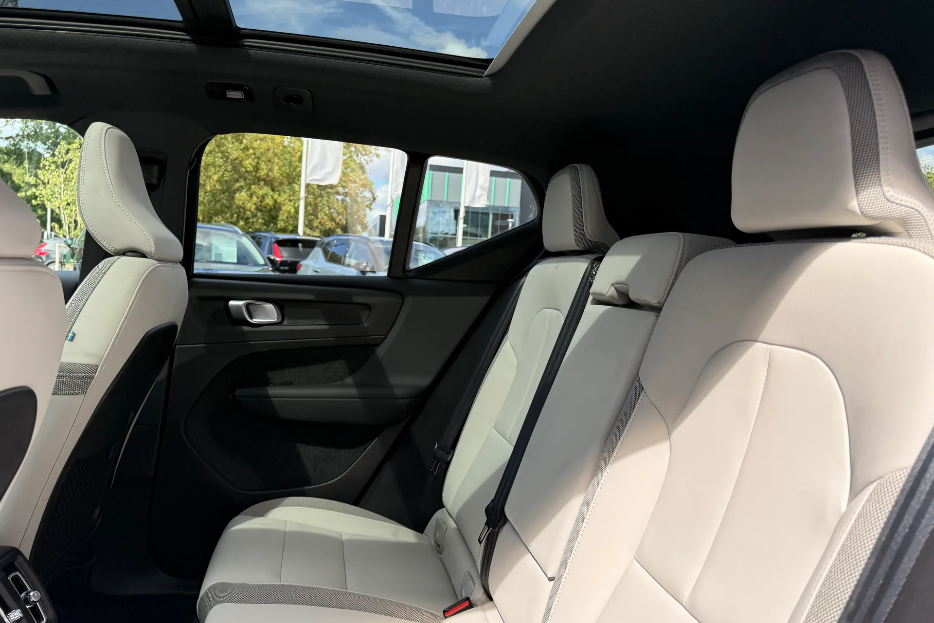 Volvo EX40 thumbnail image number 30