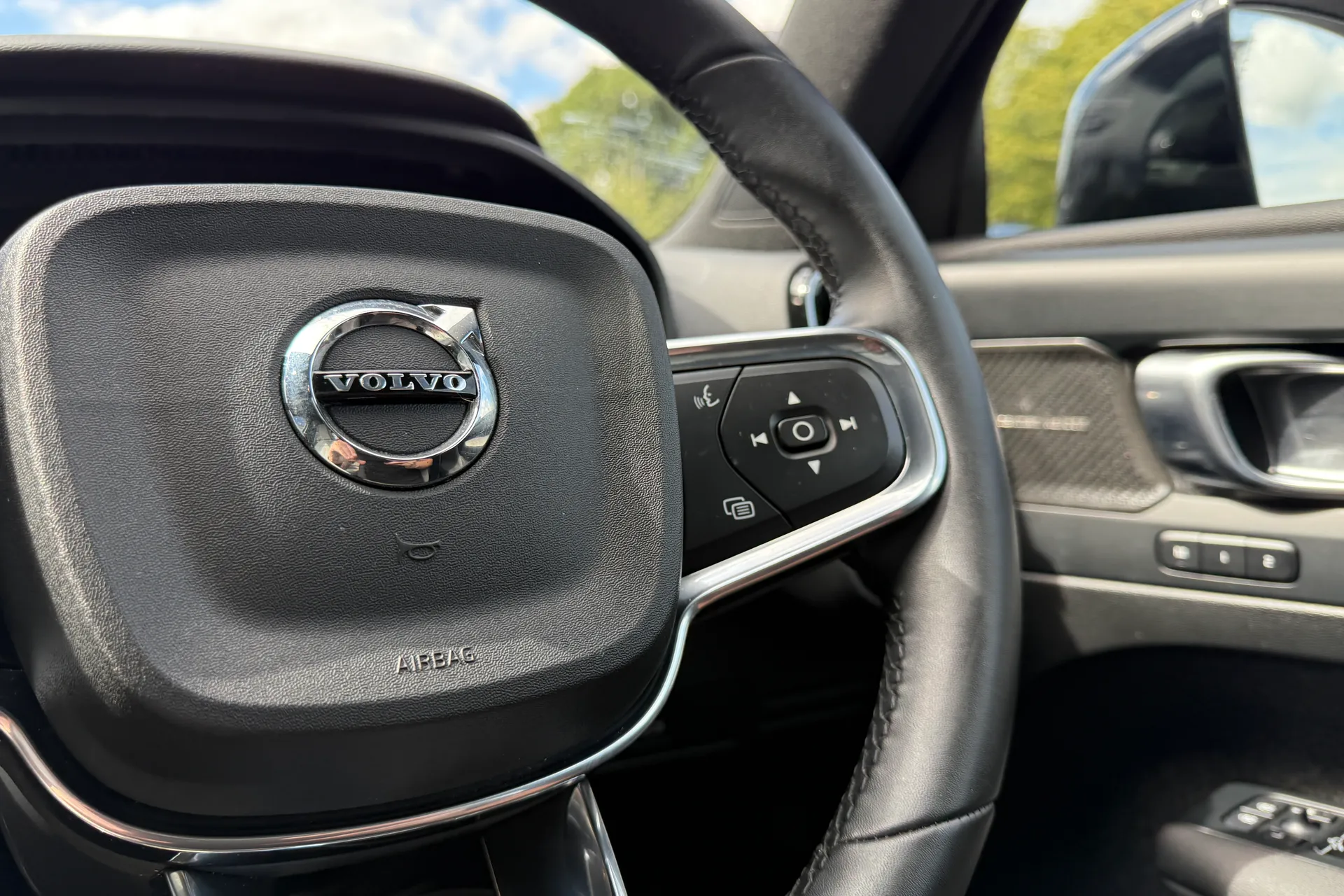 Volvo EX40 thumbnail image number 36