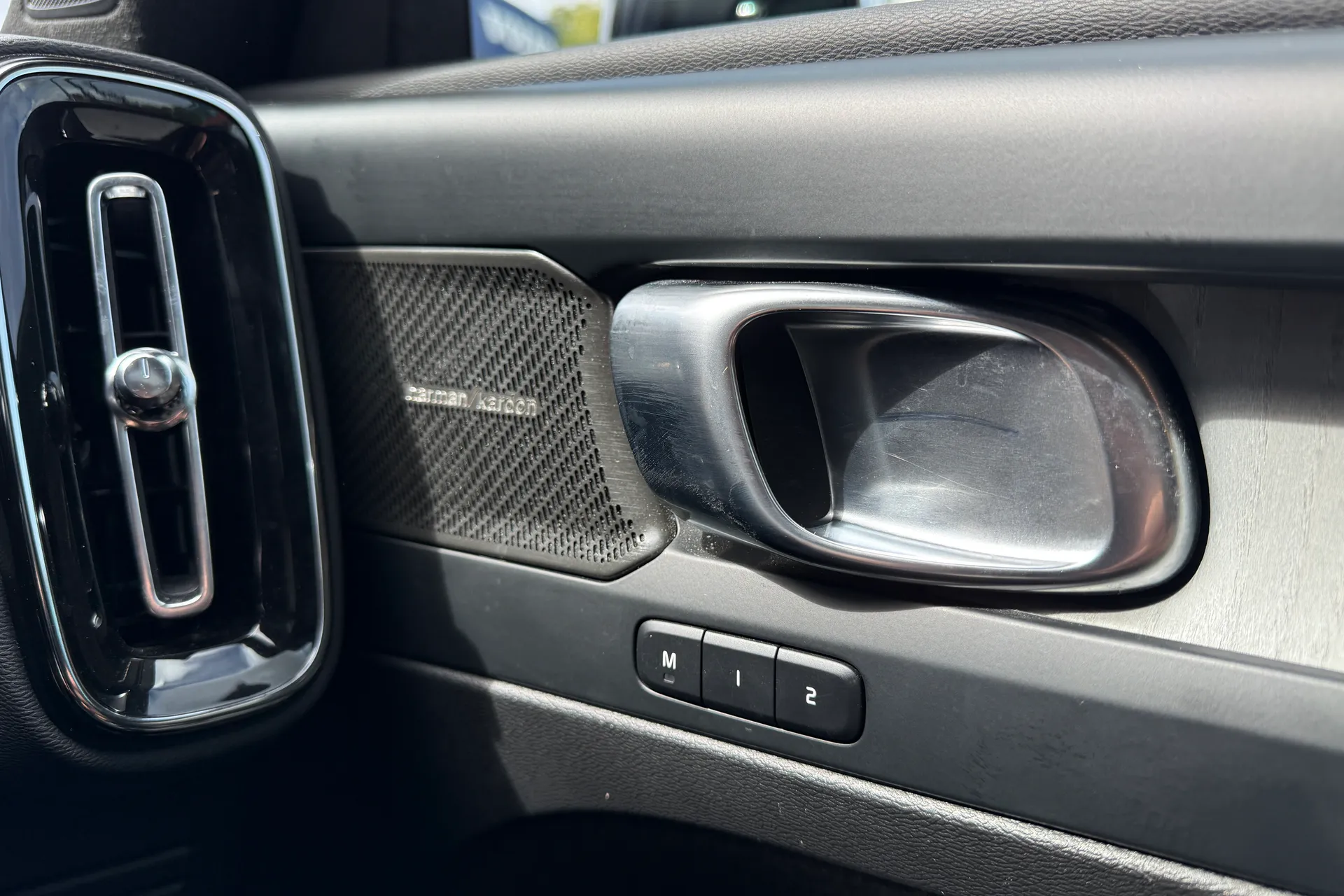 Volvo EX40 thumbnail image number 41