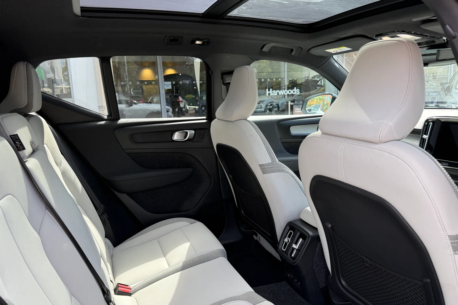 Volvo EX40 thumbnail image number 23