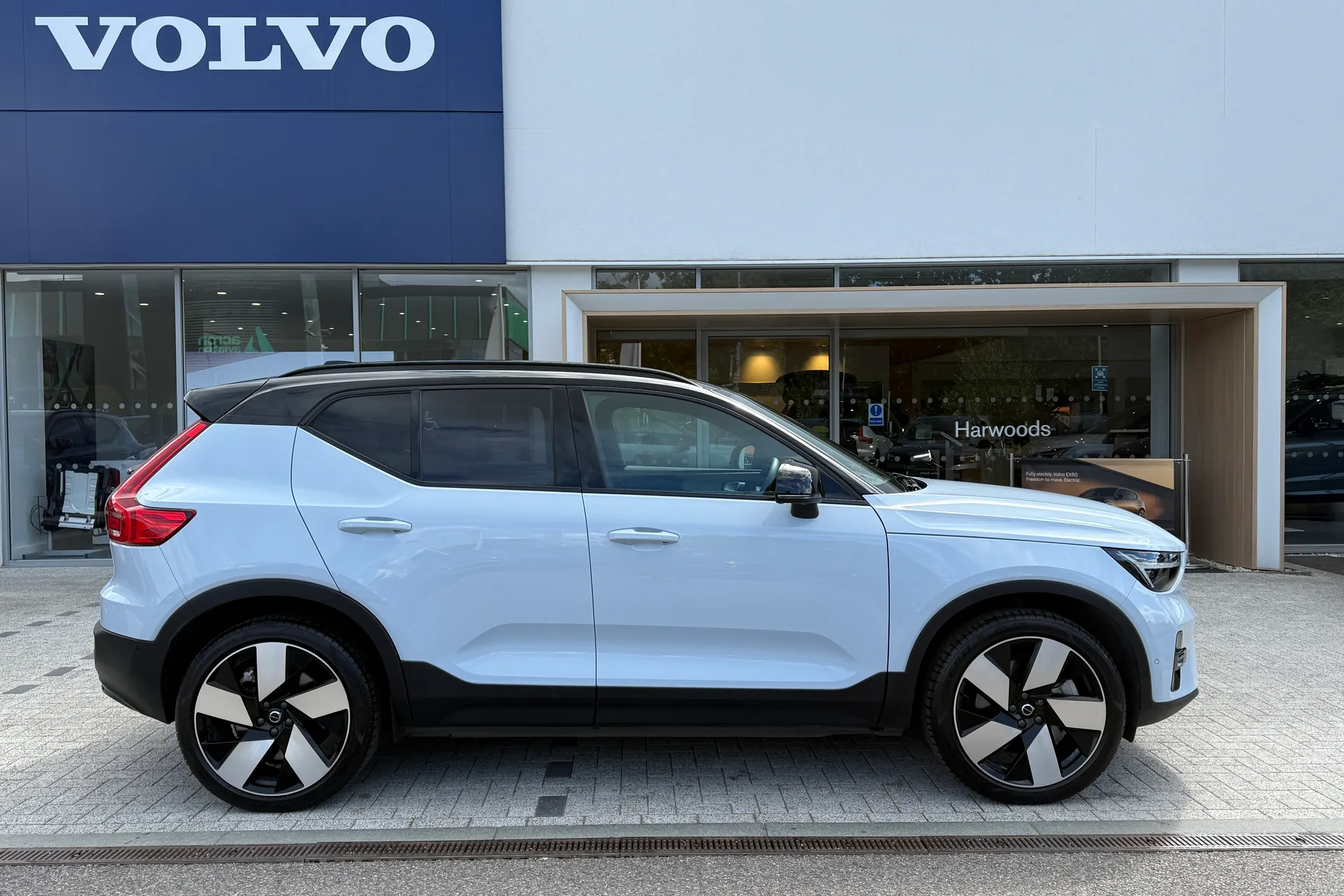 Volvo EX40 thumbnail image number 2
