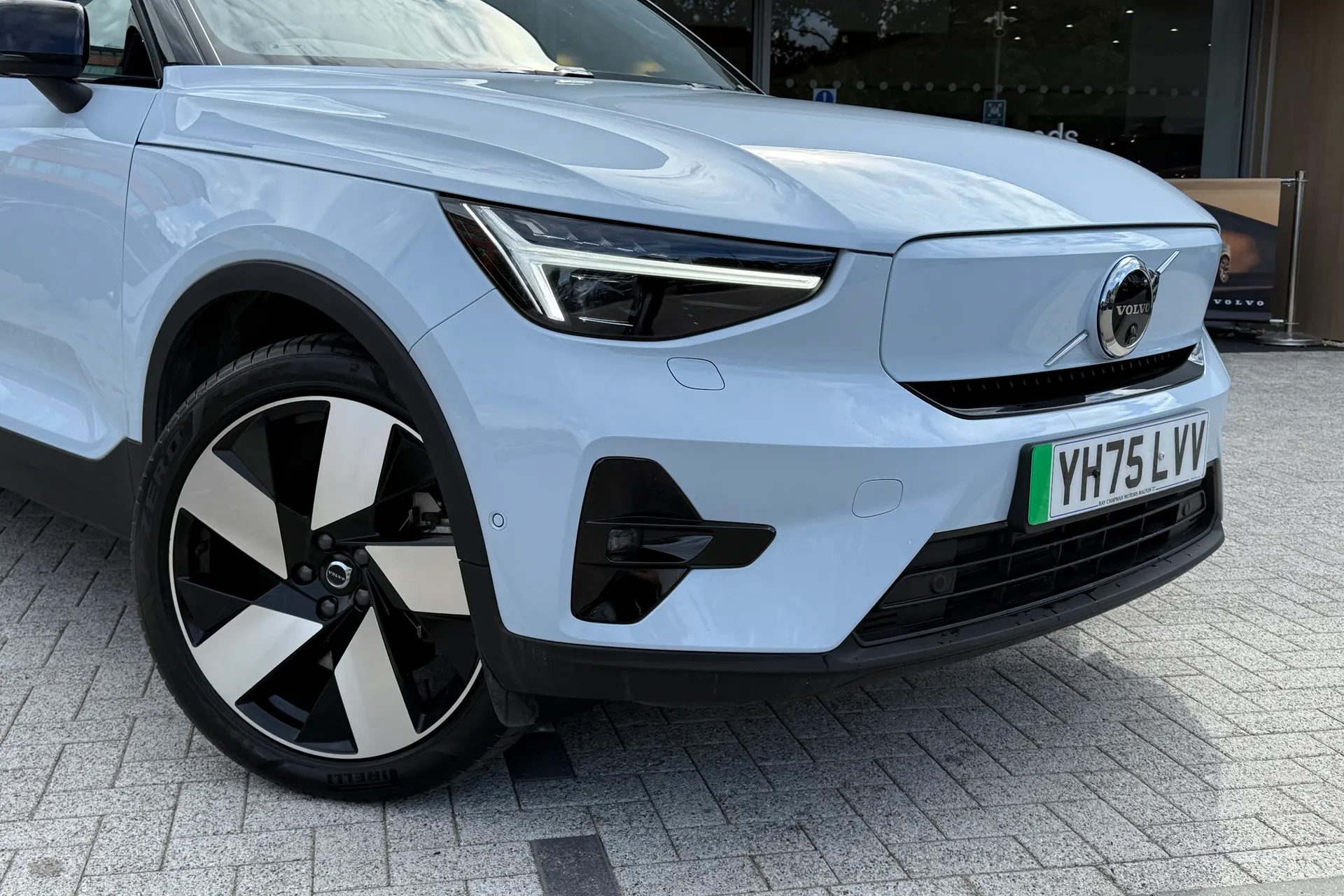 Volvo EX40 thumbnail image number 7