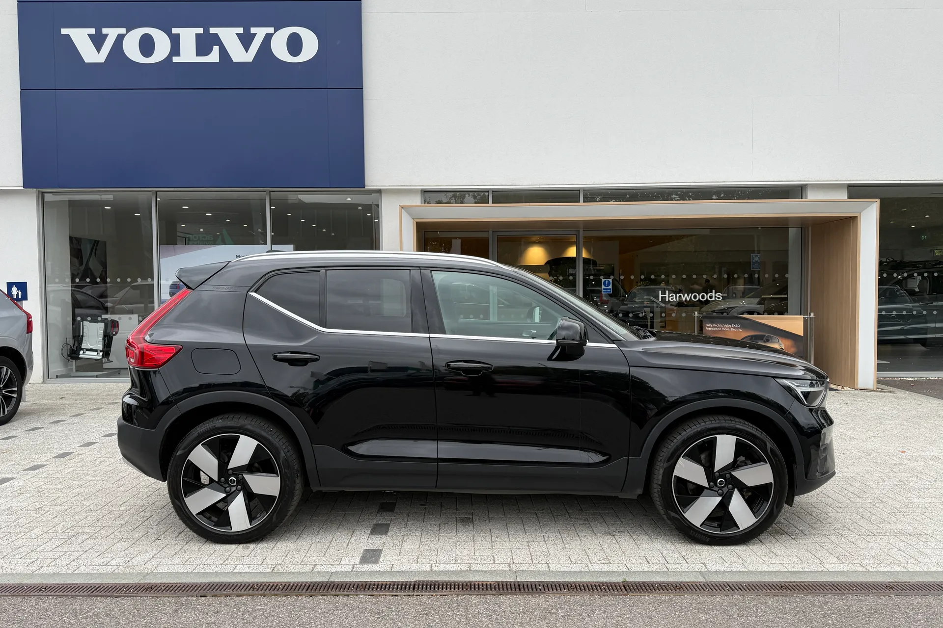 Volvo XC40 thumbnail image number 2
