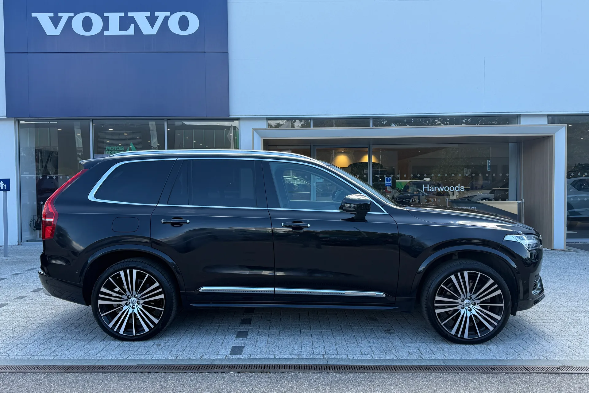 Volvo XC90 thumbnail image number 2