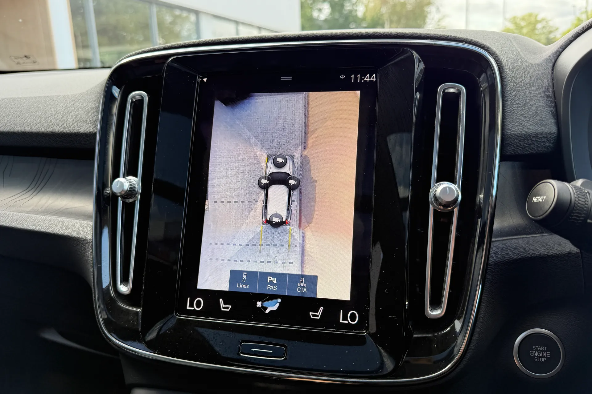 Volvo XC40 thumbnail image number 4
