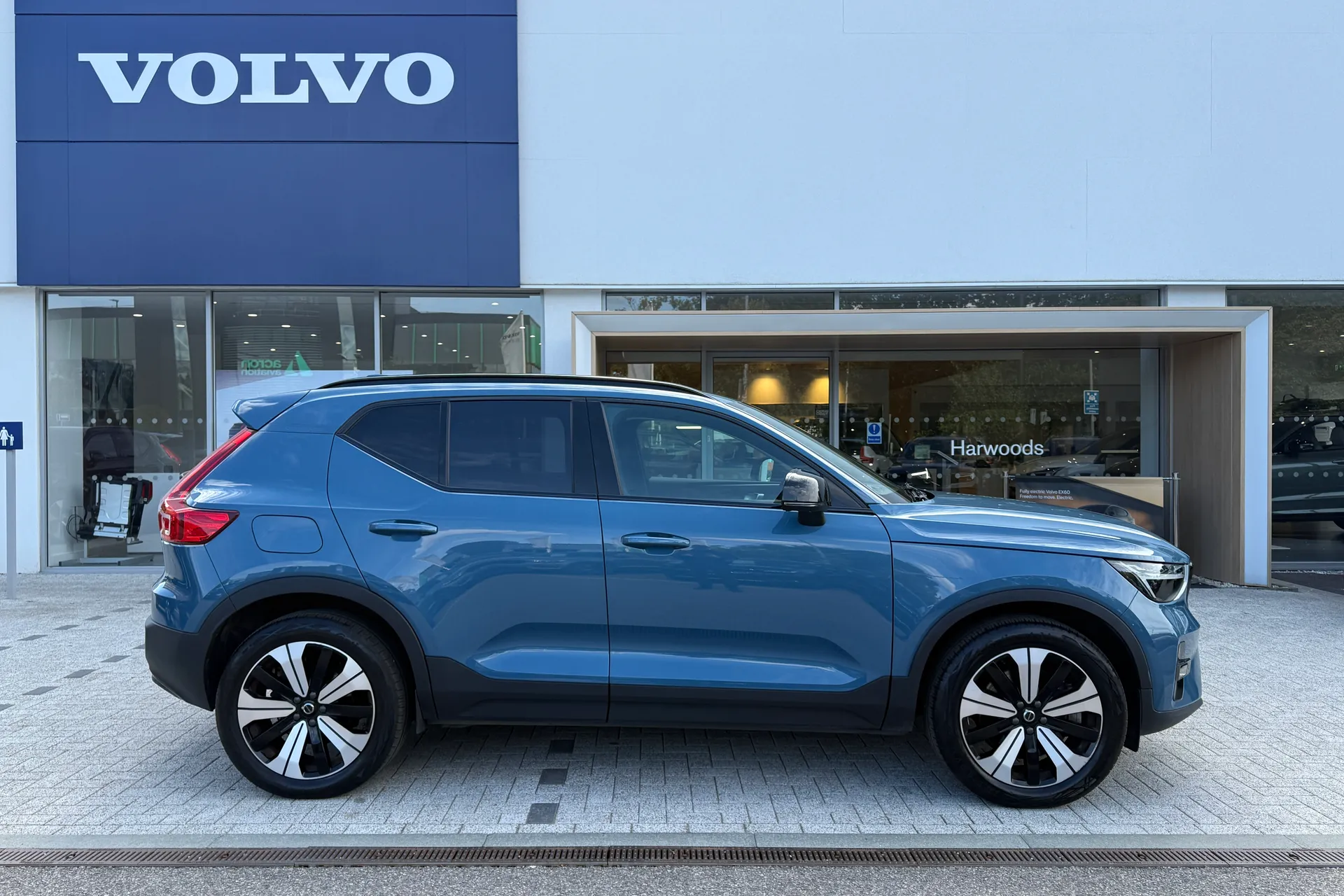Volvo XC40 thumbnail image number 2