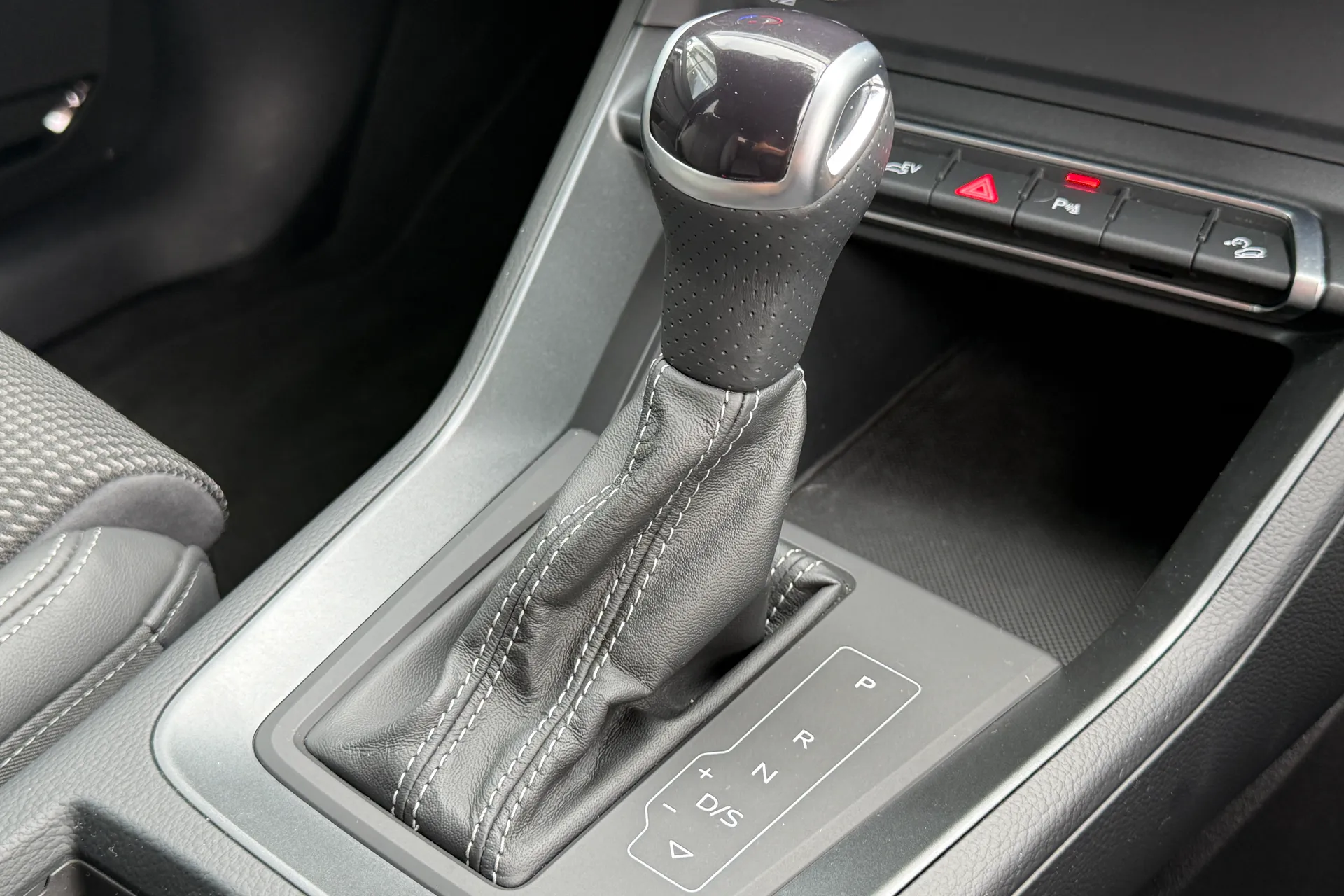 Audi Q3 thumbnail image number 17