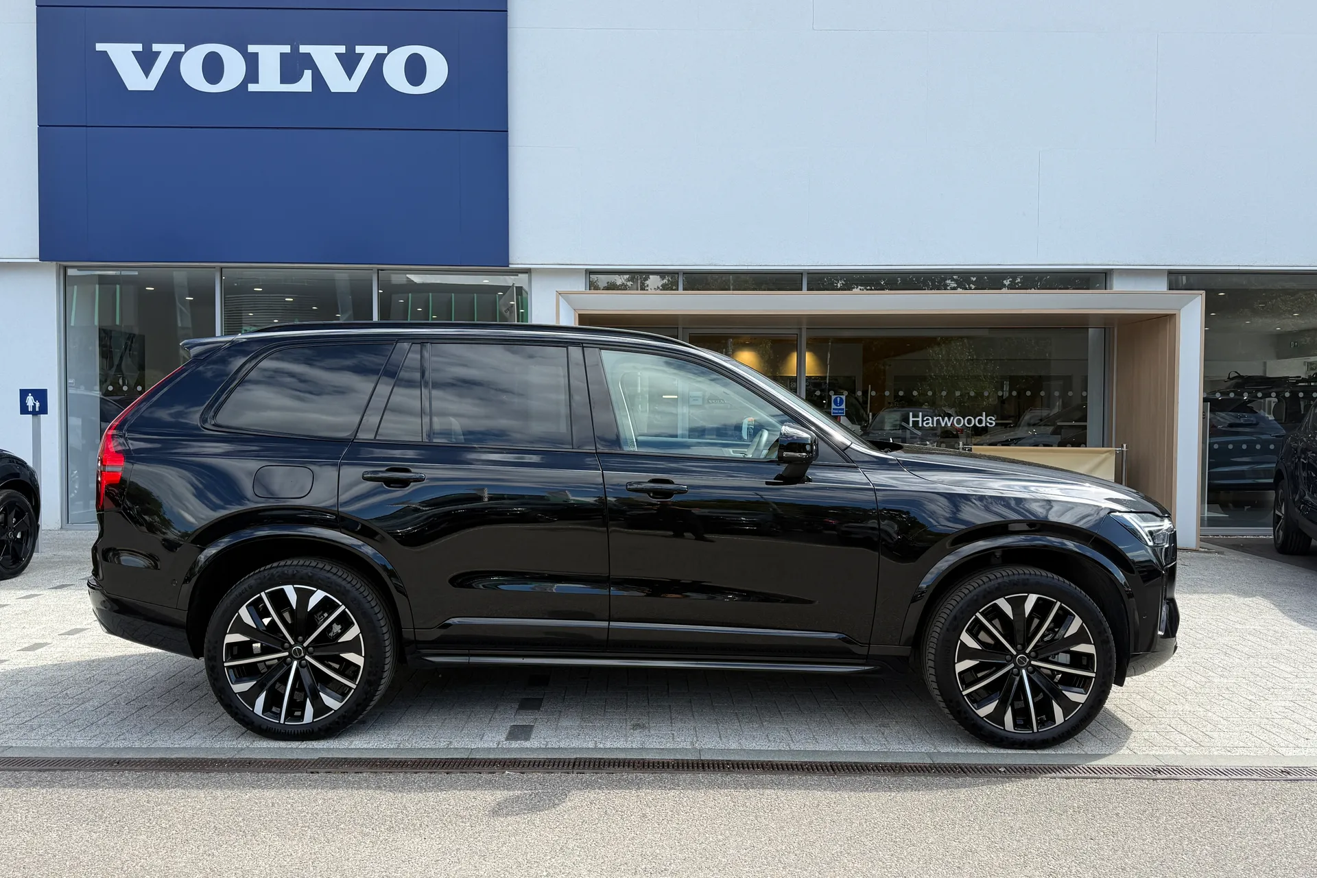 Volvo XC90 thumbnail image number 2