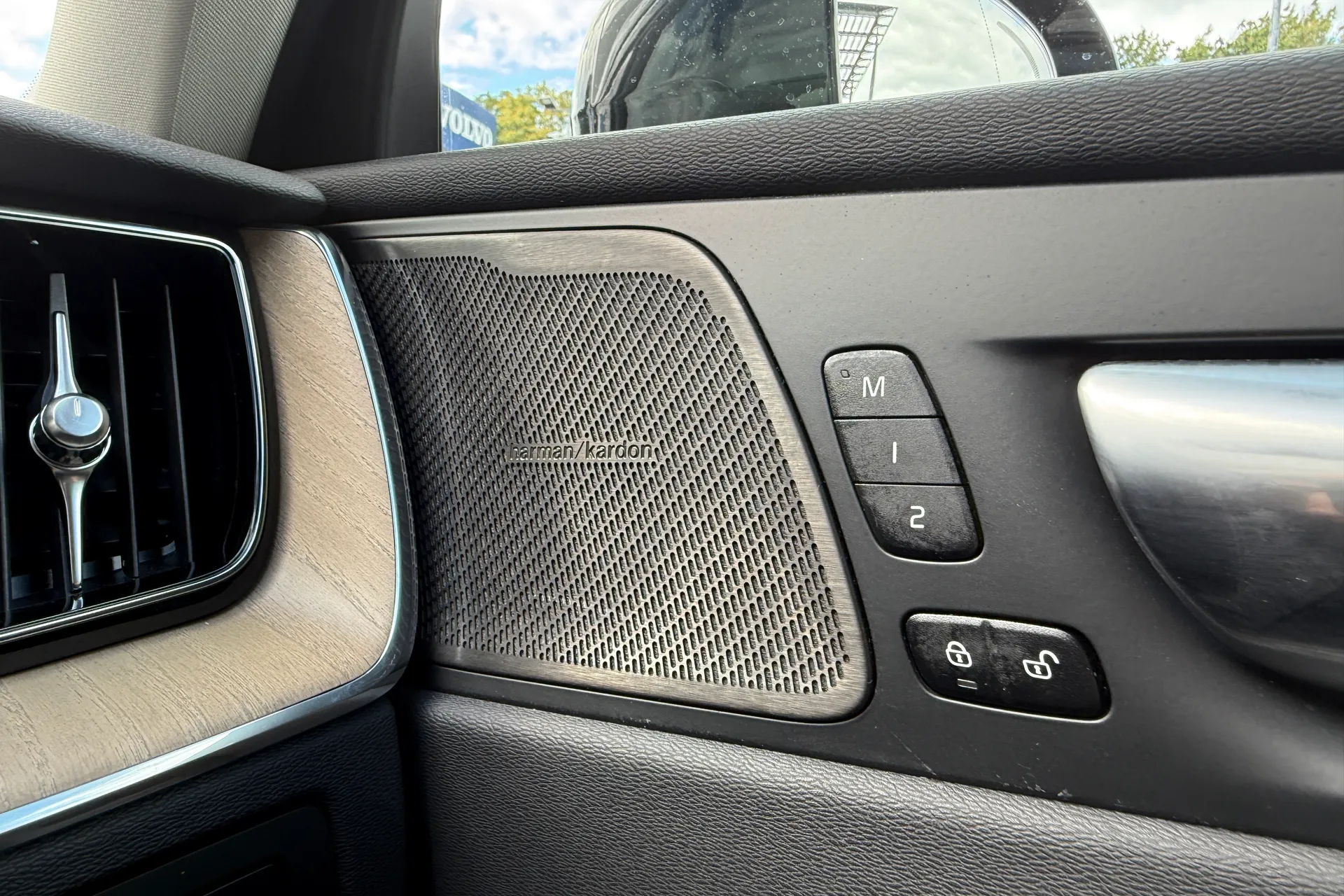 Volvo XC60 thumbnail image number 42