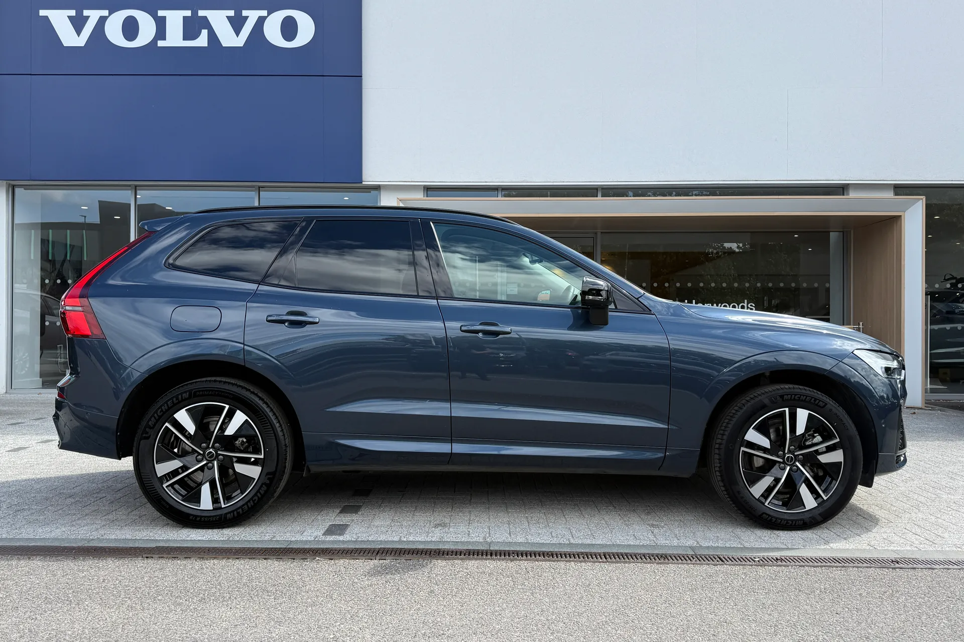 Volvo XC60 thumbnail image number 2