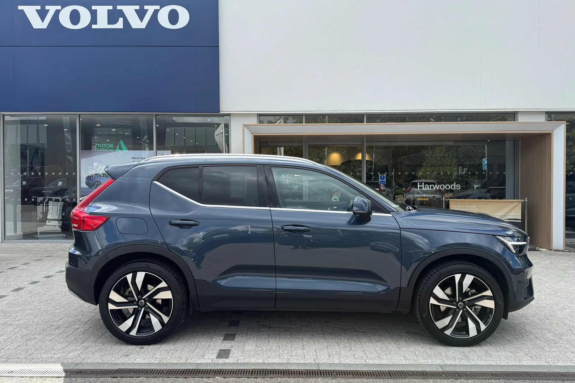 Volvo XC40 thumbnail image number 2
