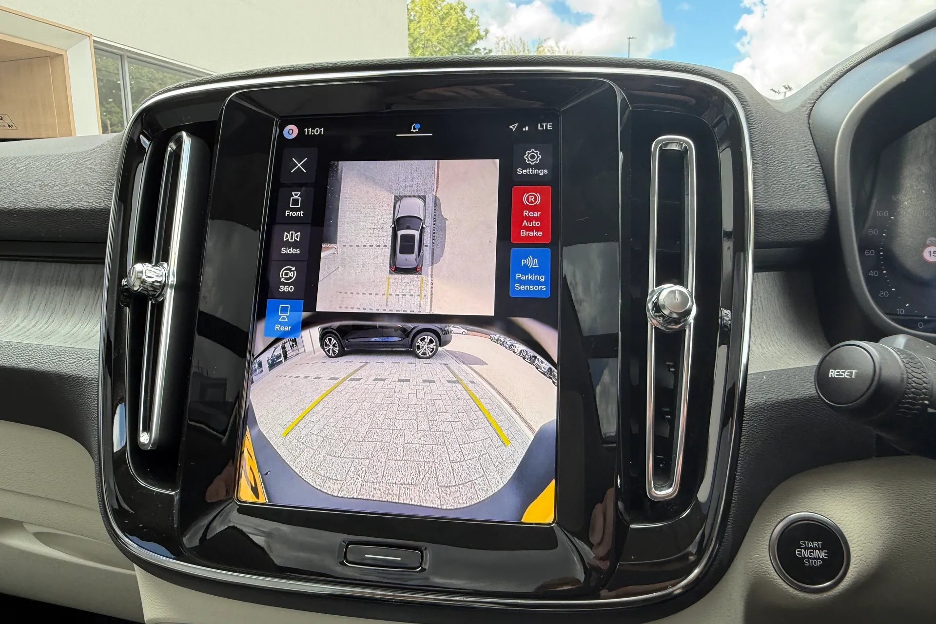 Volvo XC40 thumbnail image number 4