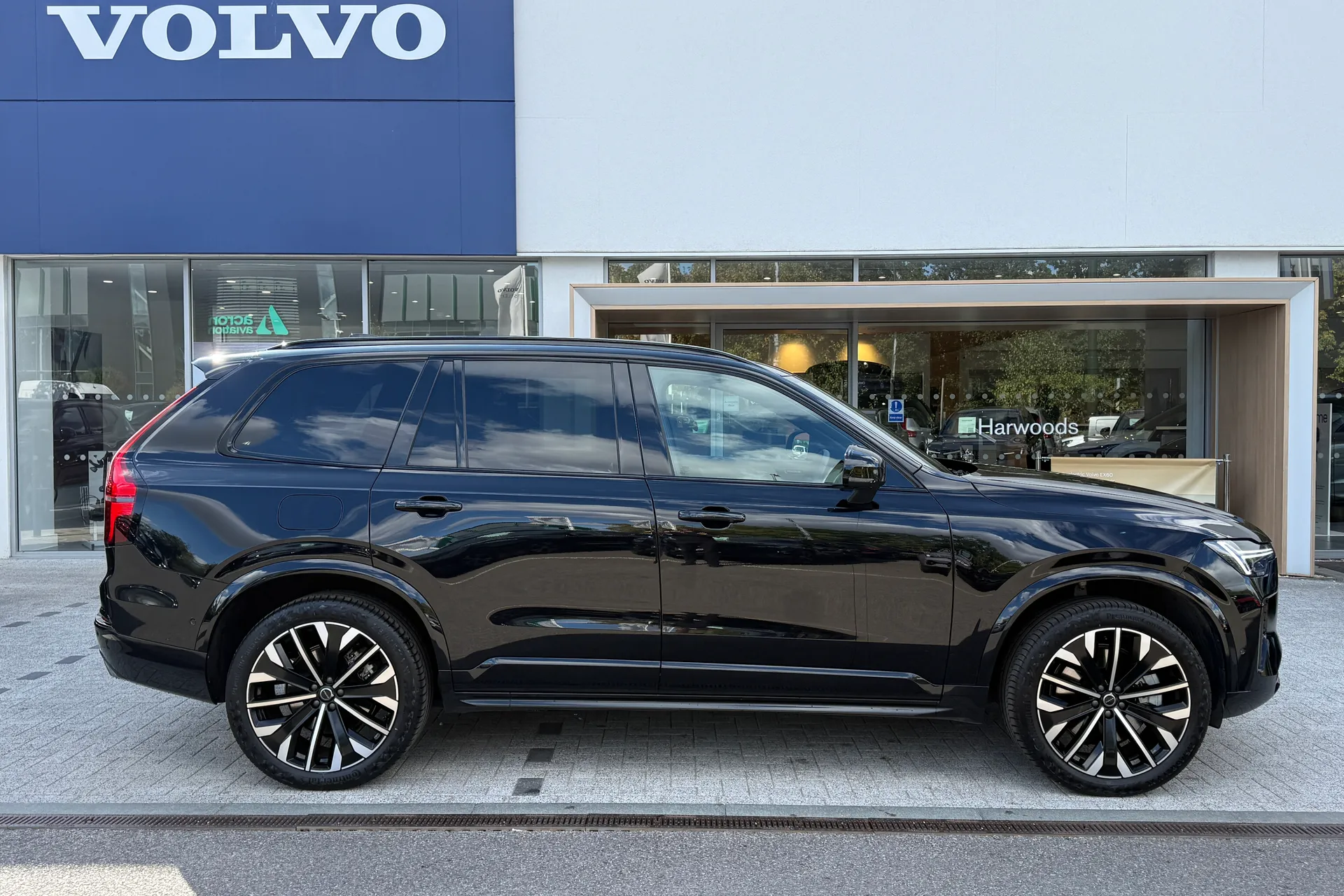 Volvo XC90 thumbnail image number 2