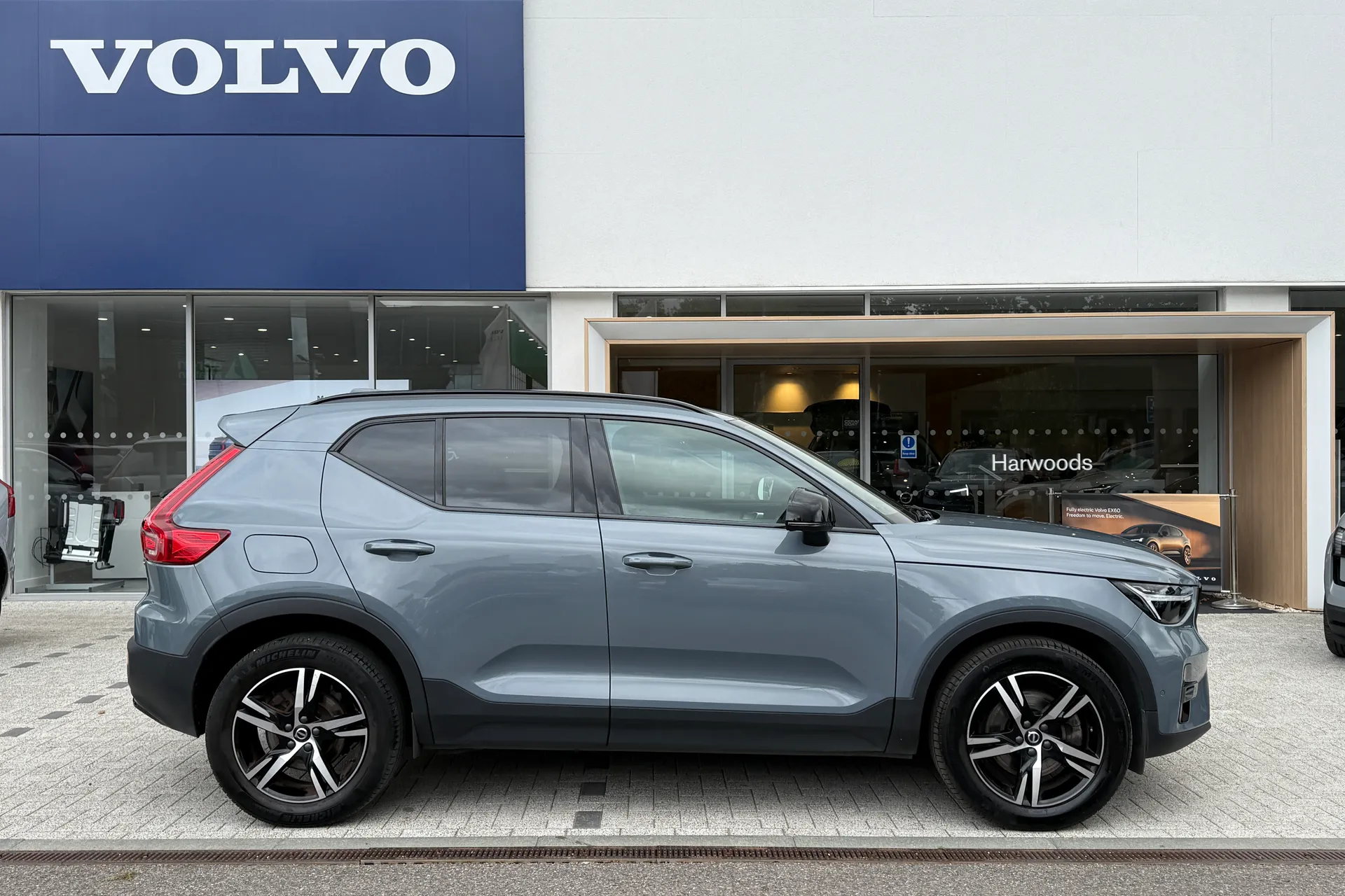 Volvo XC40 thumbnail image number 2