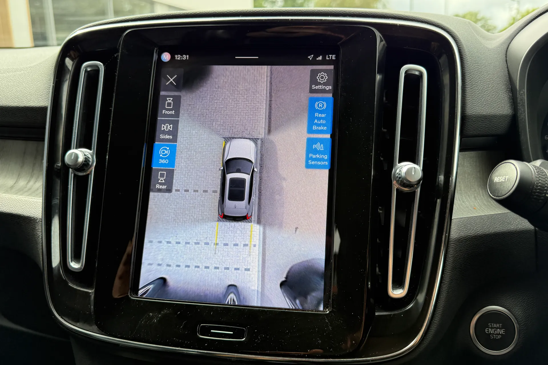 Volvo XC40 thumbnail image number 4