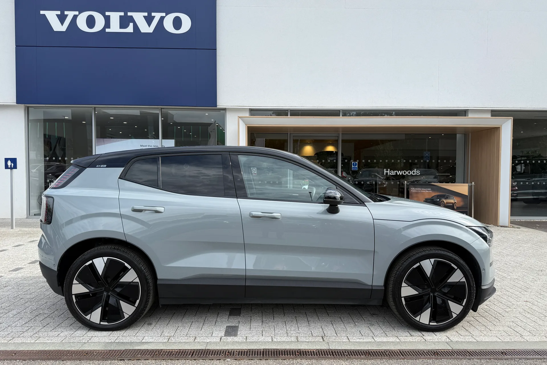 Volvo EX30 thumbnail image number 2