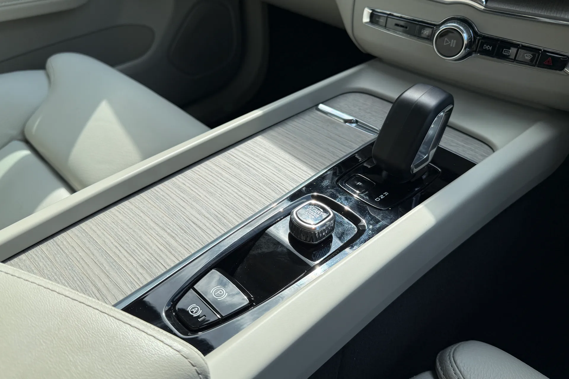 Volvo XC60 thumbnail image number 43