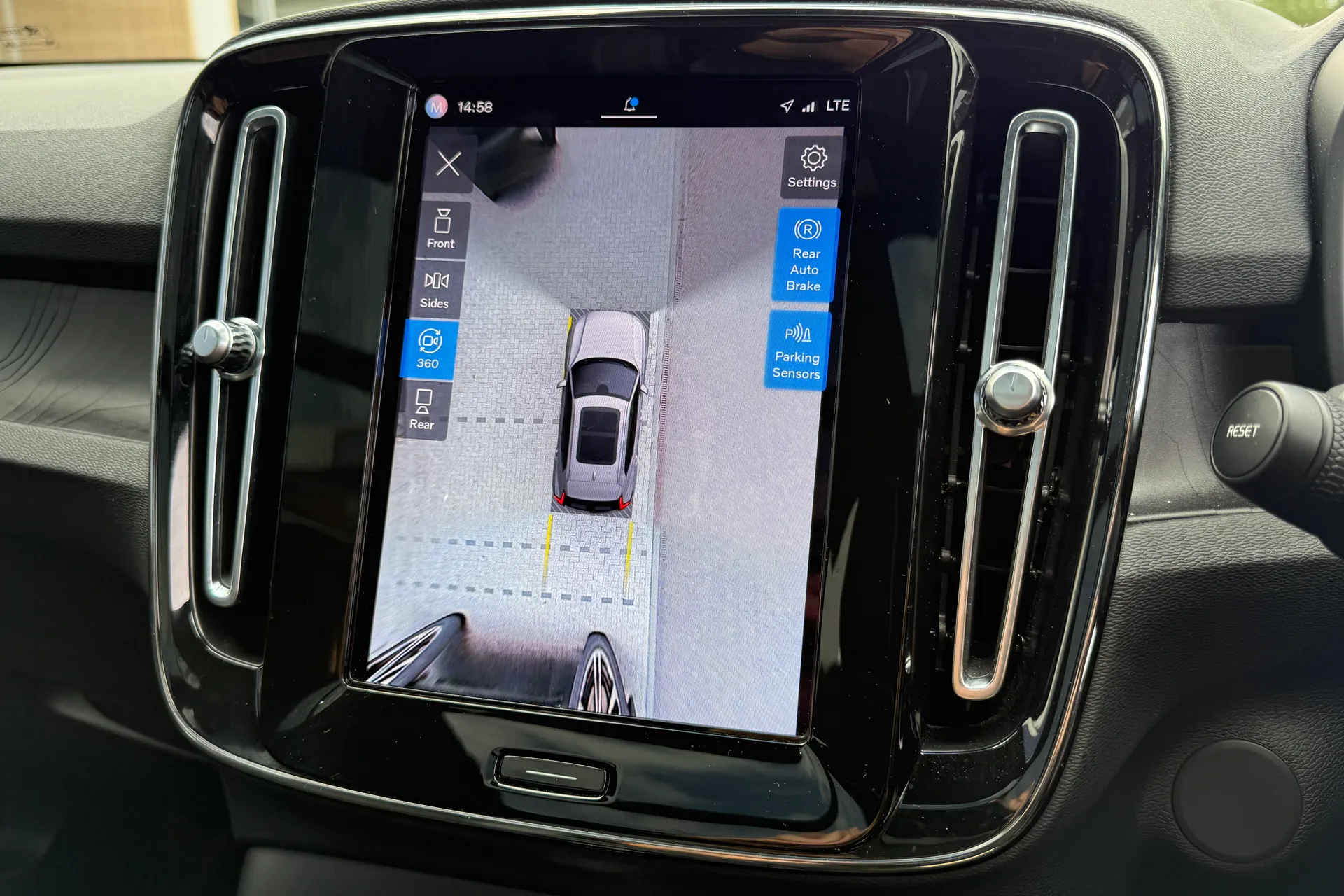 Volvo XC40 thumbnail image number 4