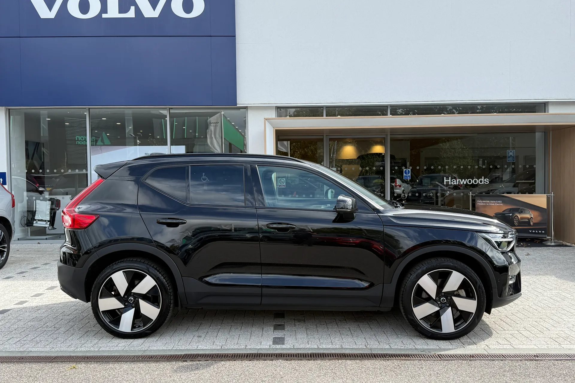 Volvo XC40 thumbnail image number 2