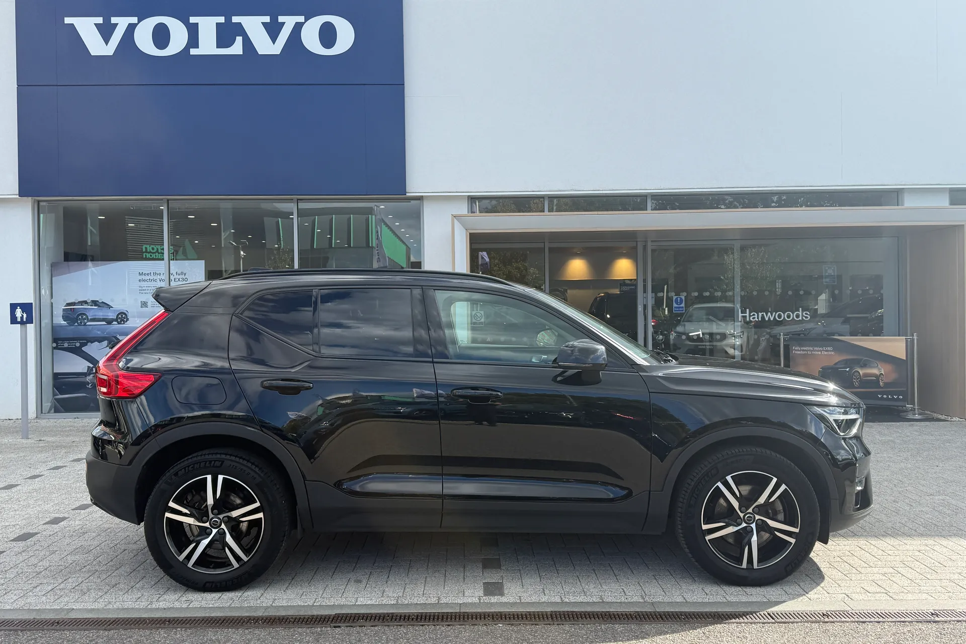 Volvo XC40 thumbnail image number 2