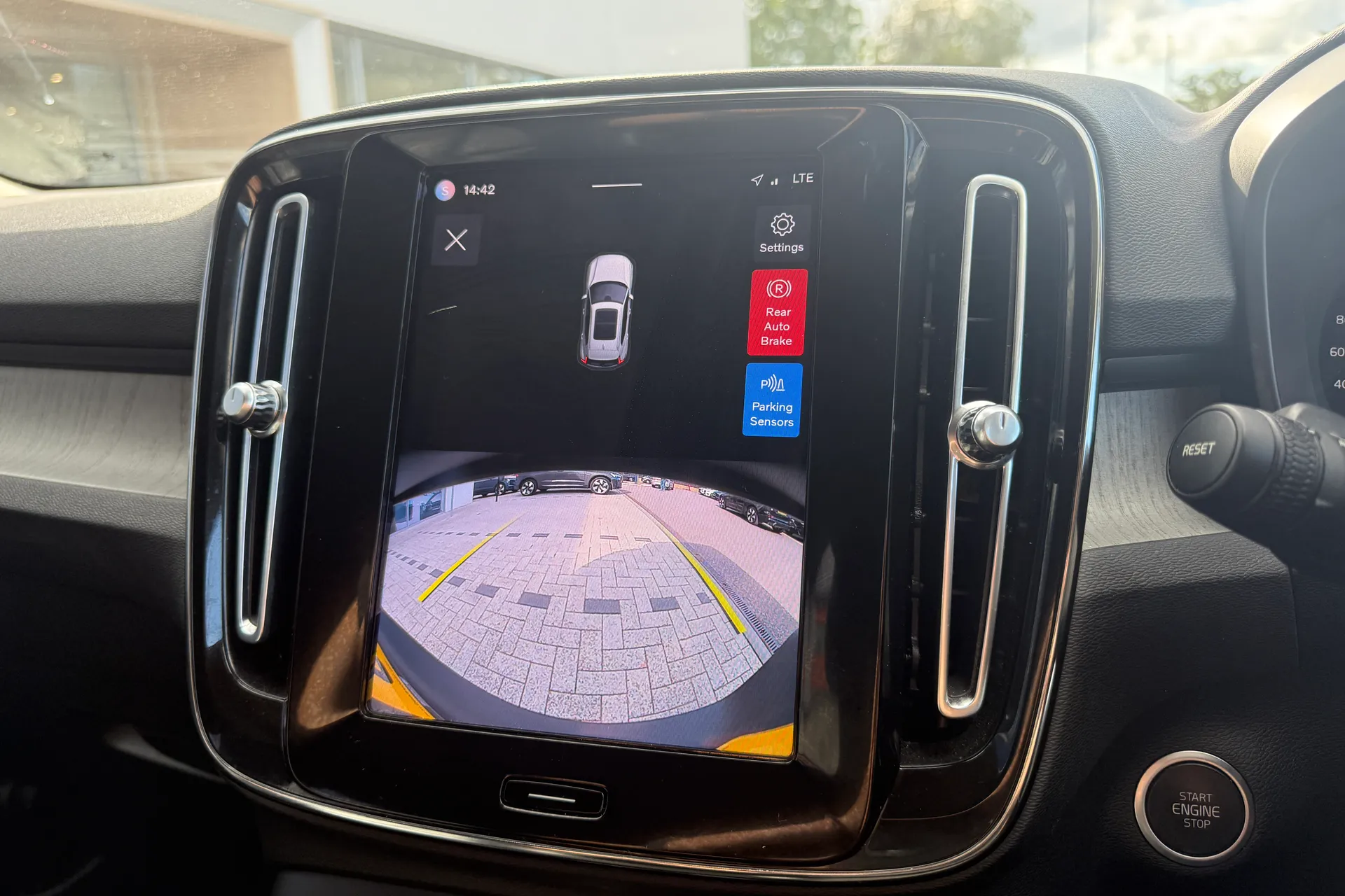 Volvo XC40 thumbnail image number 4
