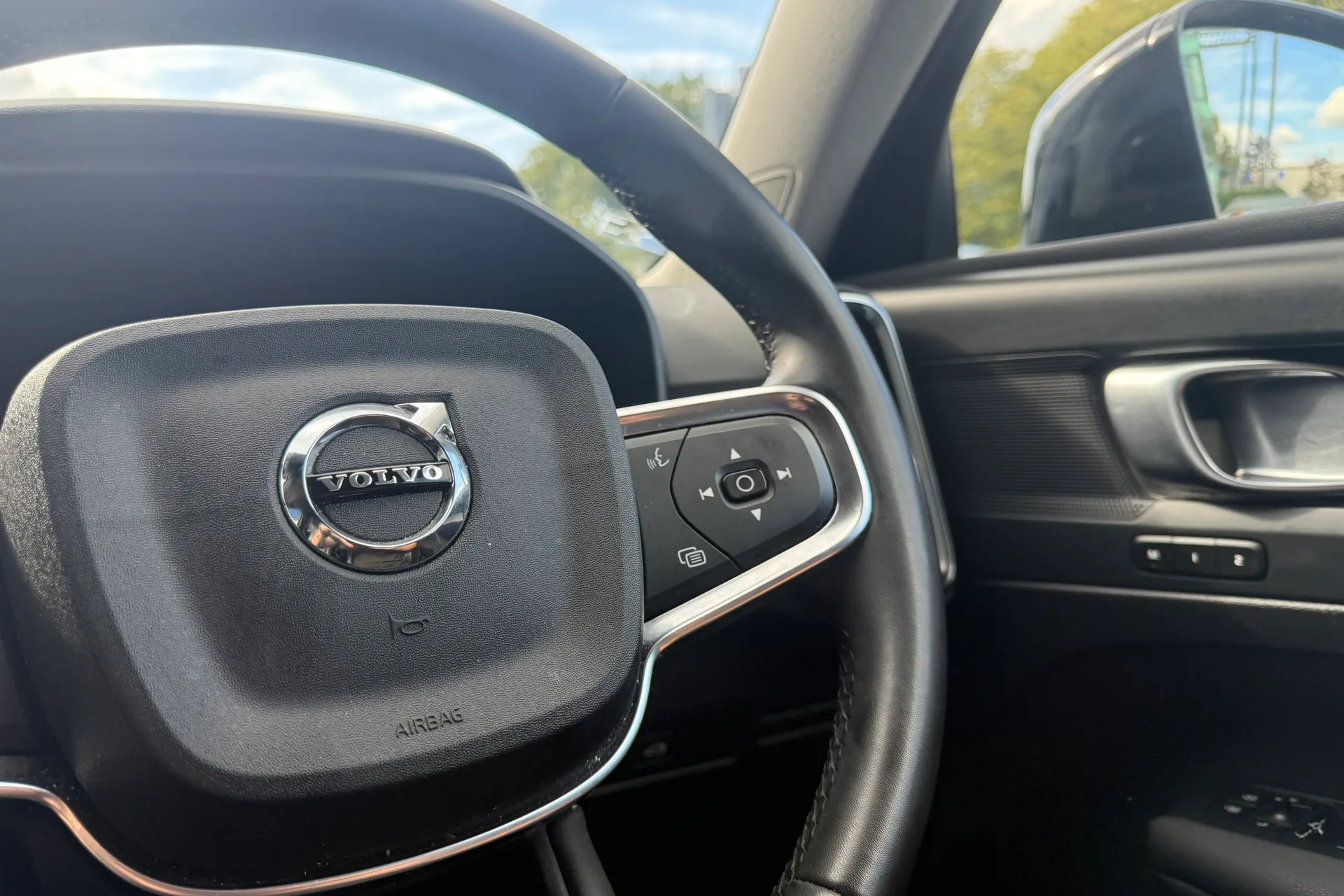Volvo XC40 thumbnail image number 36