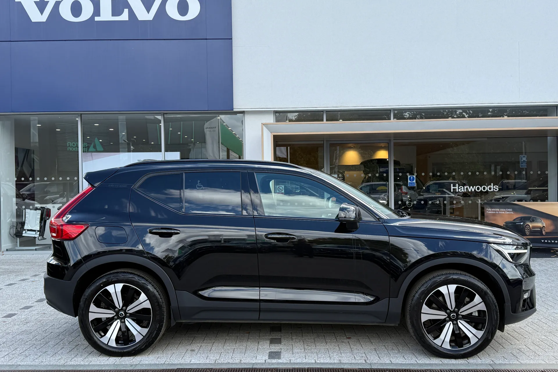 Volvo XC40 thumbnail image number 2