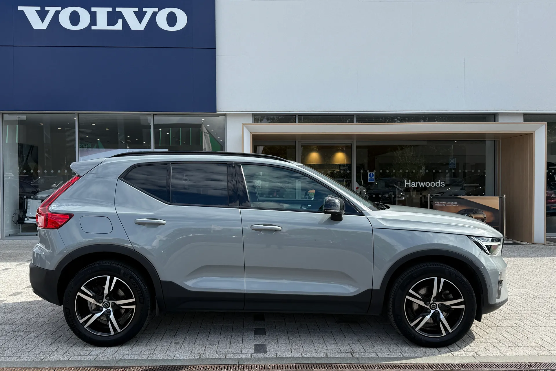 Volvo XC40 thumbnail image number 2