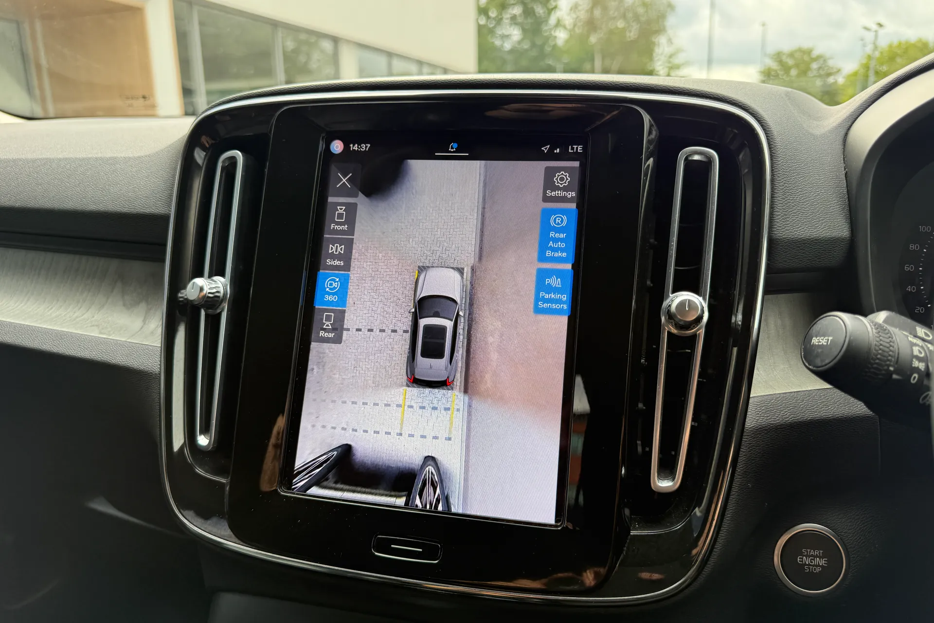 Volvo XC40 thumbnail image number 4