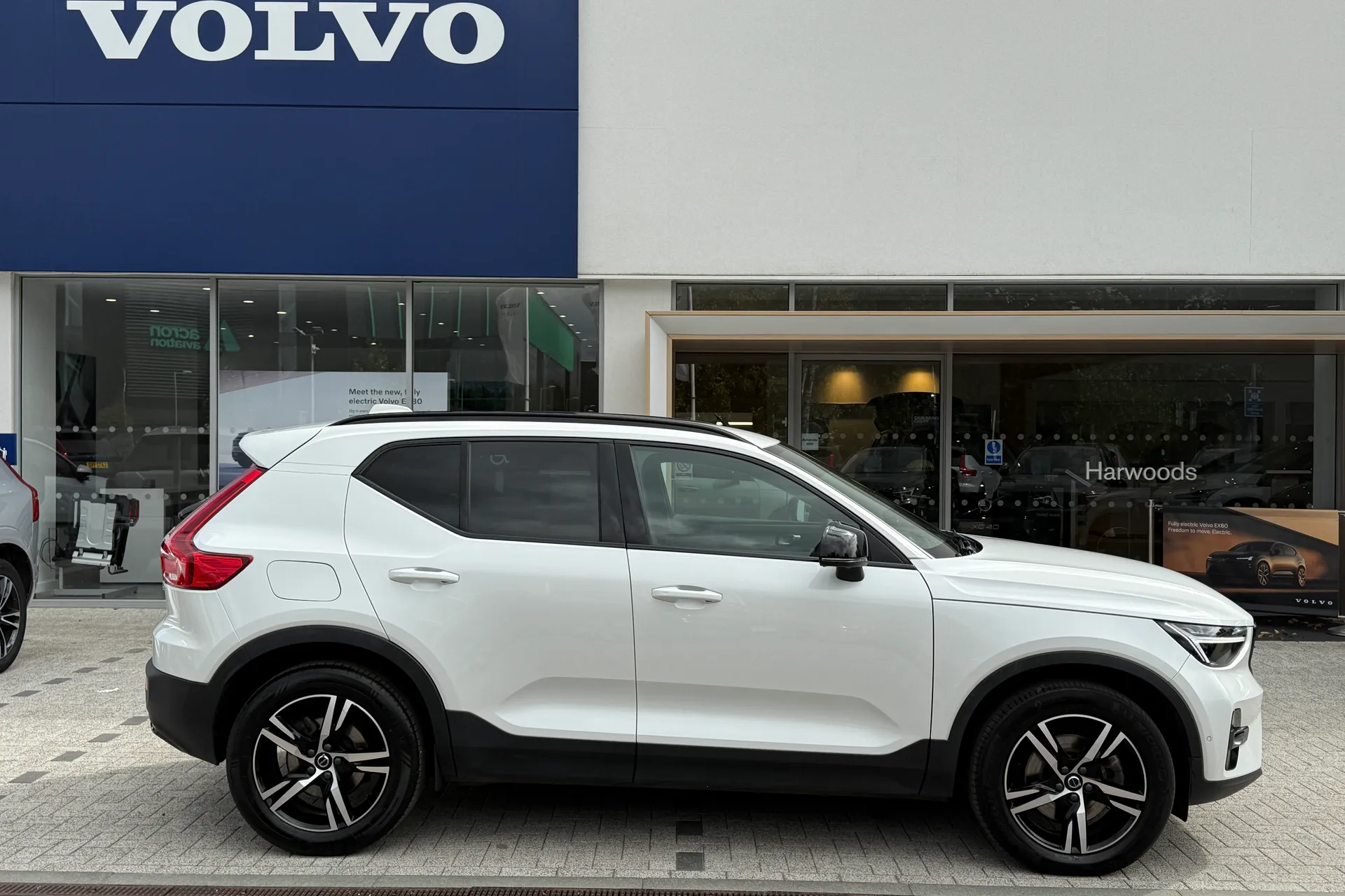 Volvo XC40 thumbnail image number 2
