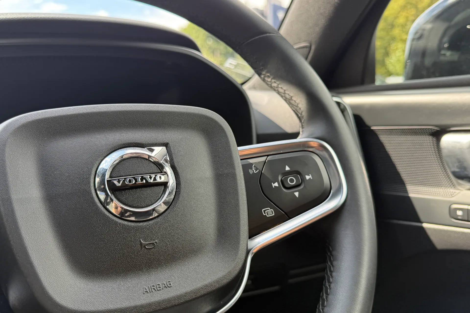 Volvo C40 thumbnail image number 35