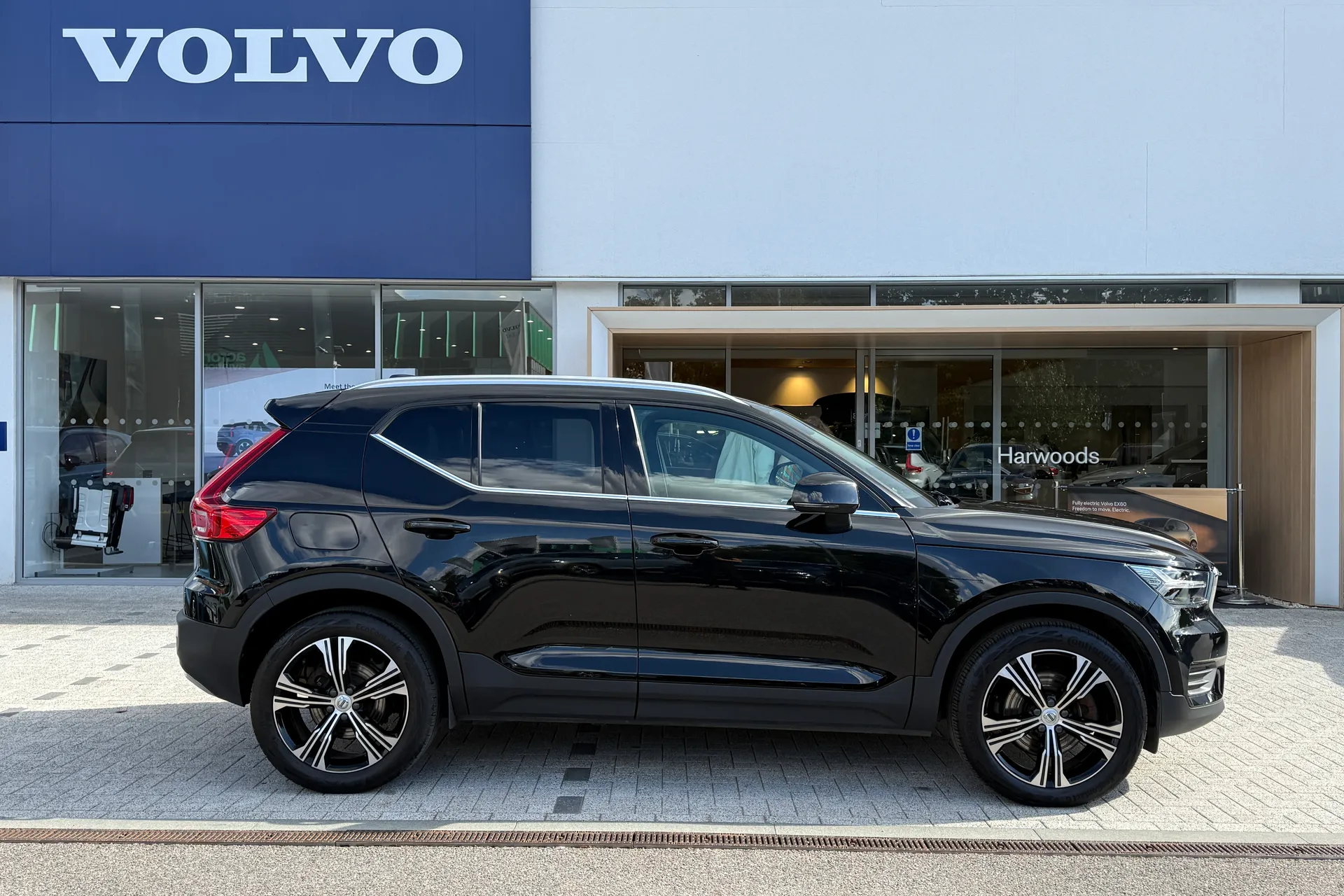 Volvo XC40 thumbnail image number 2