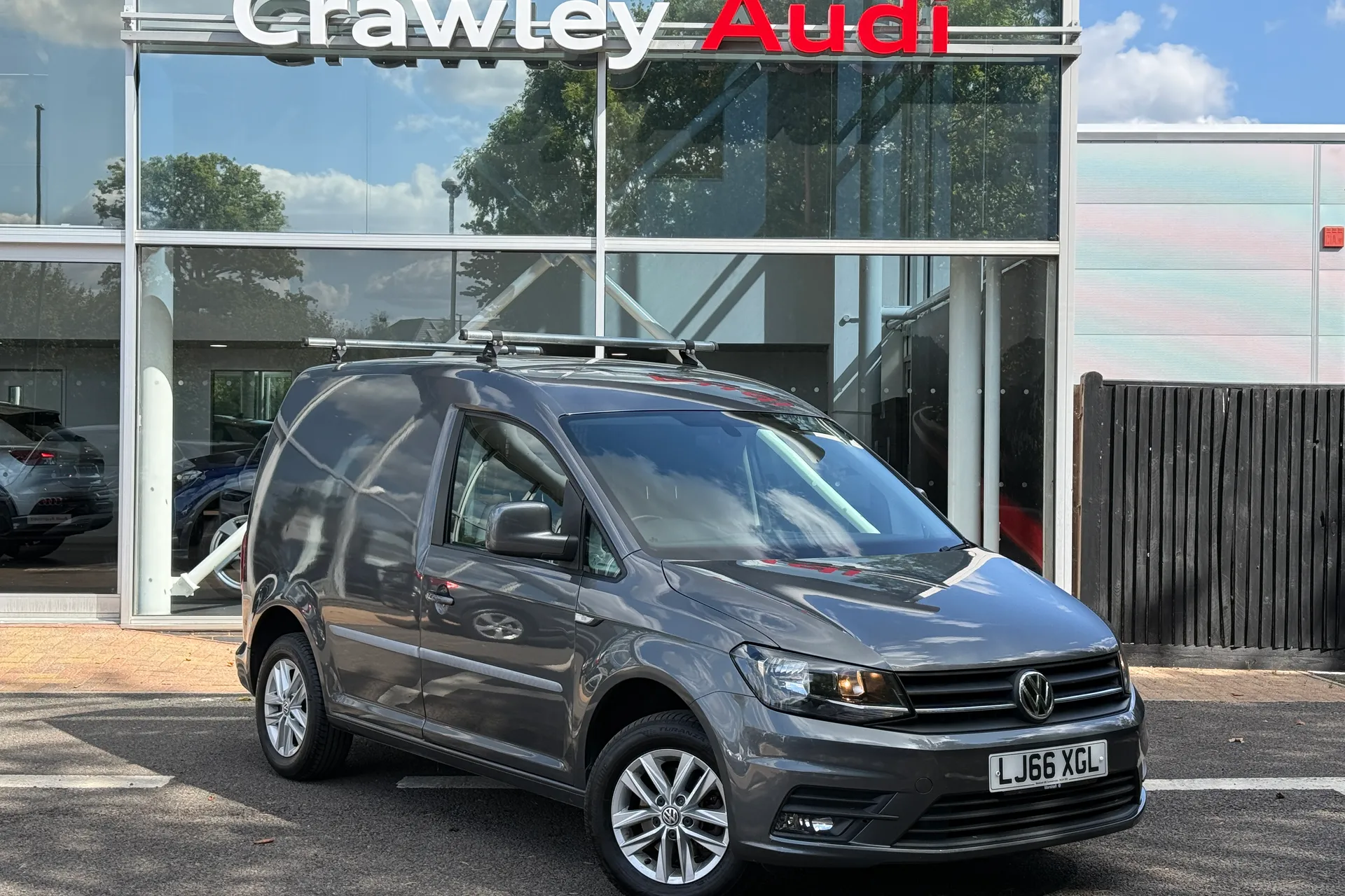 VOLKSWAGEN CADDY focused image