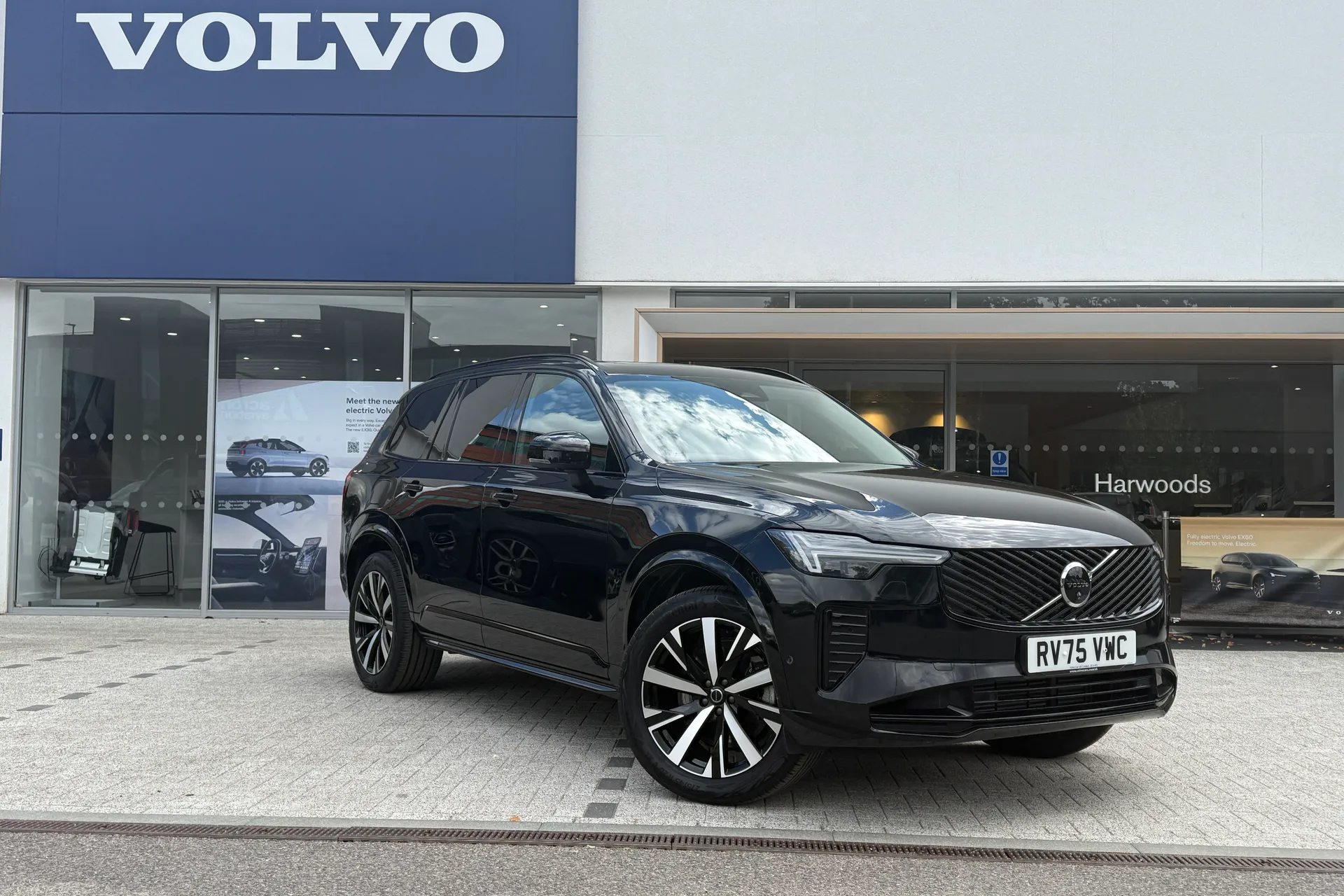 Volvo XC90 focused image